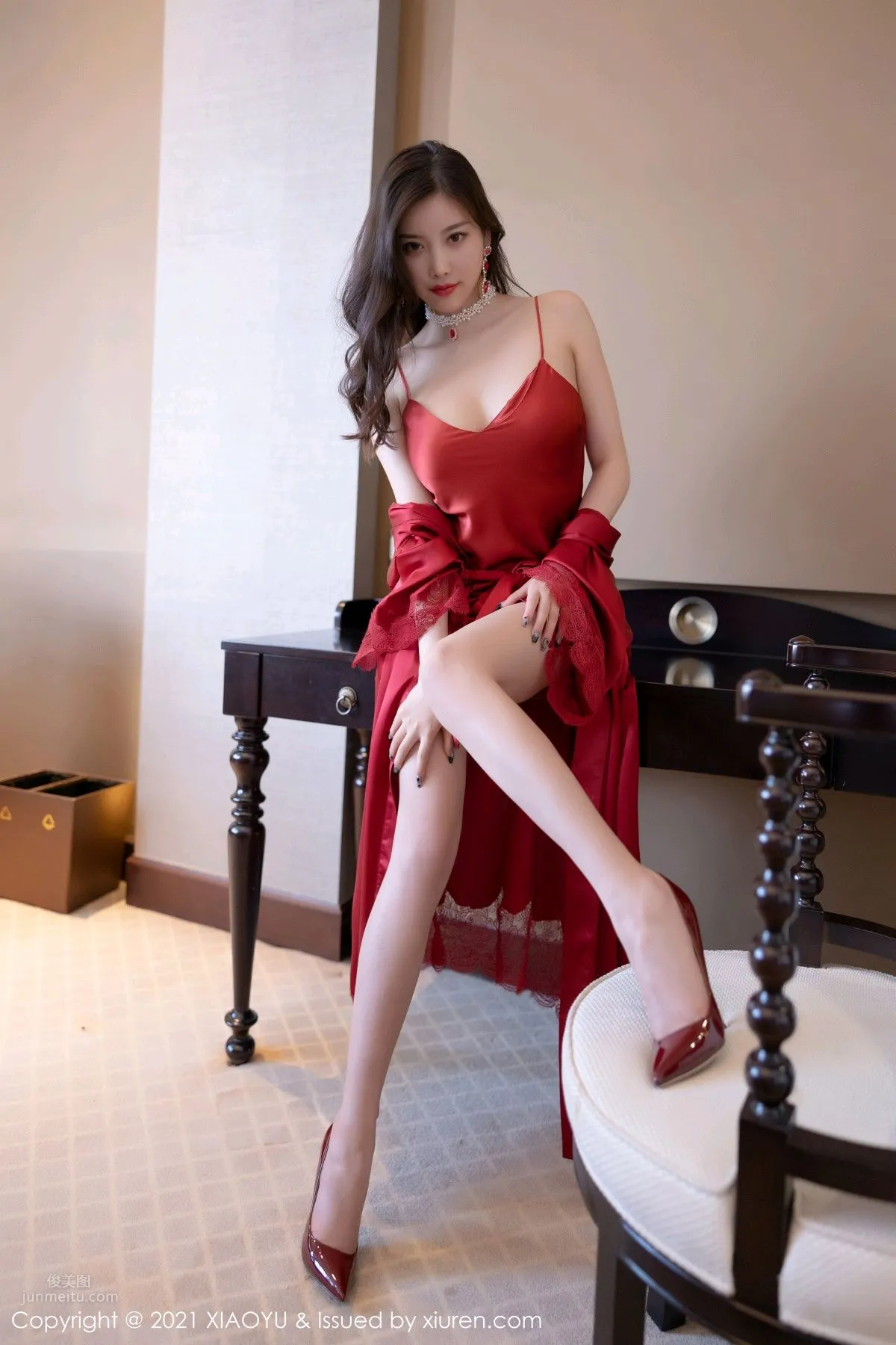 全民女神杨晨晨 艳丽猩红的吊裙_1