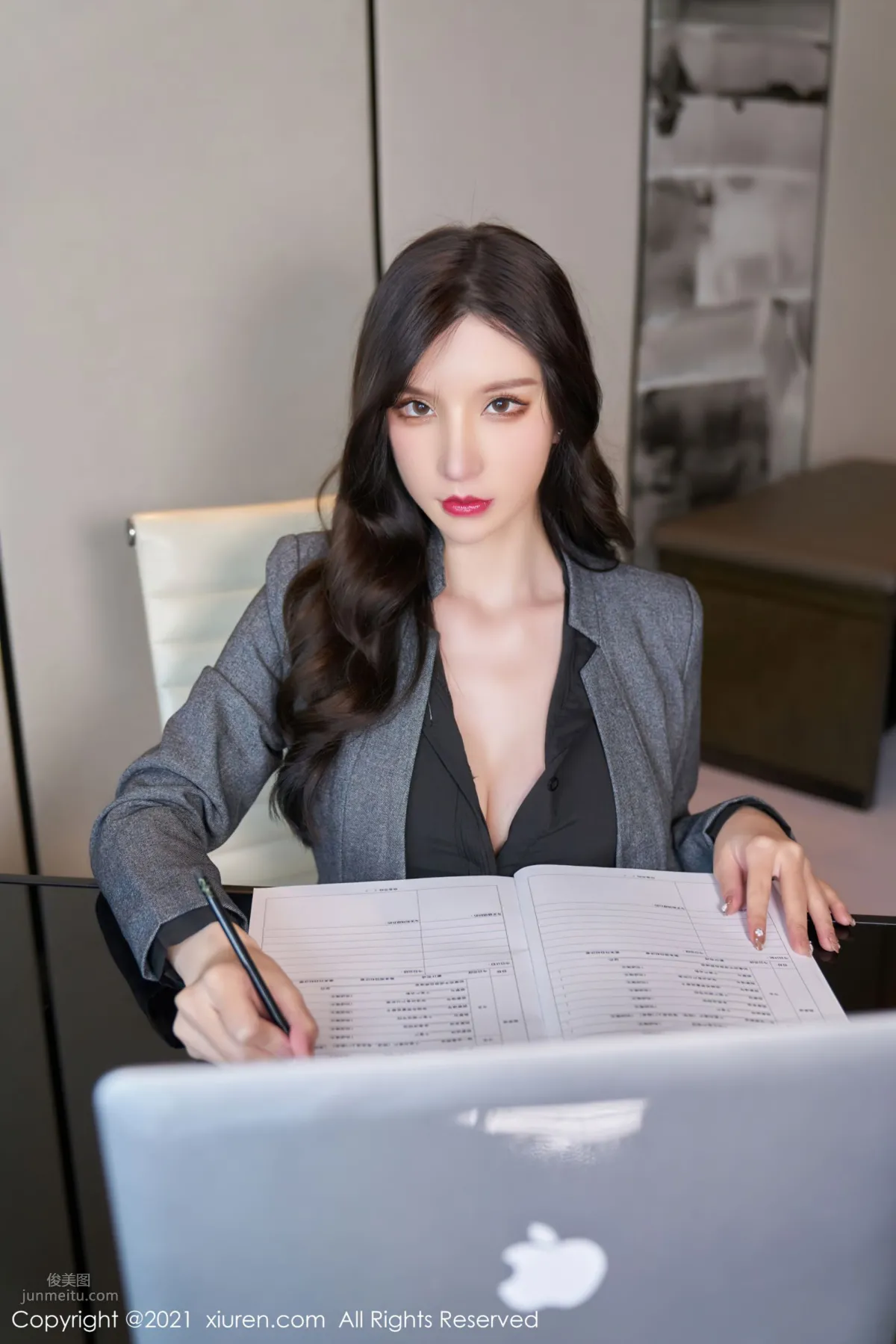 Top Salesperson Zhou Yuxi Shows Off Her Outstanding Skills photo 17