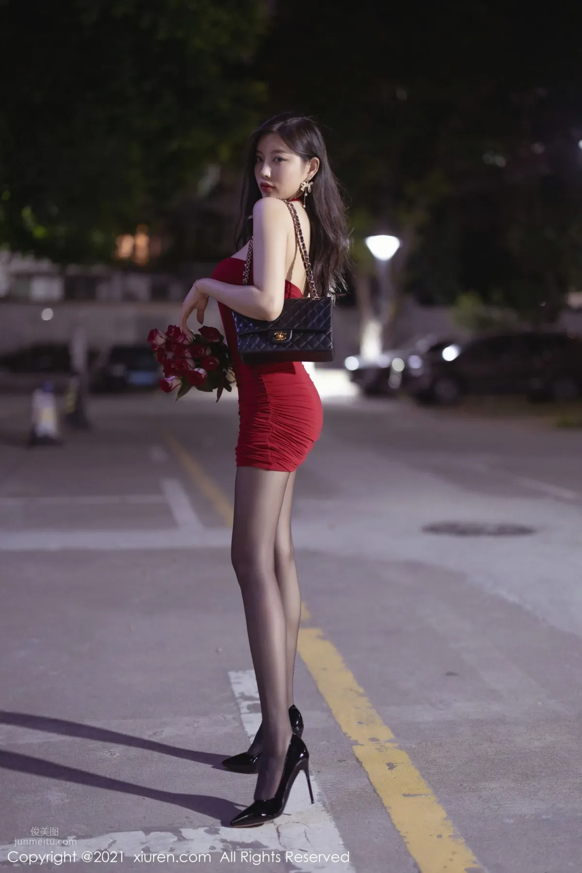 全民女神杨晨晨 猩红吊裙魅惑黑丝_0