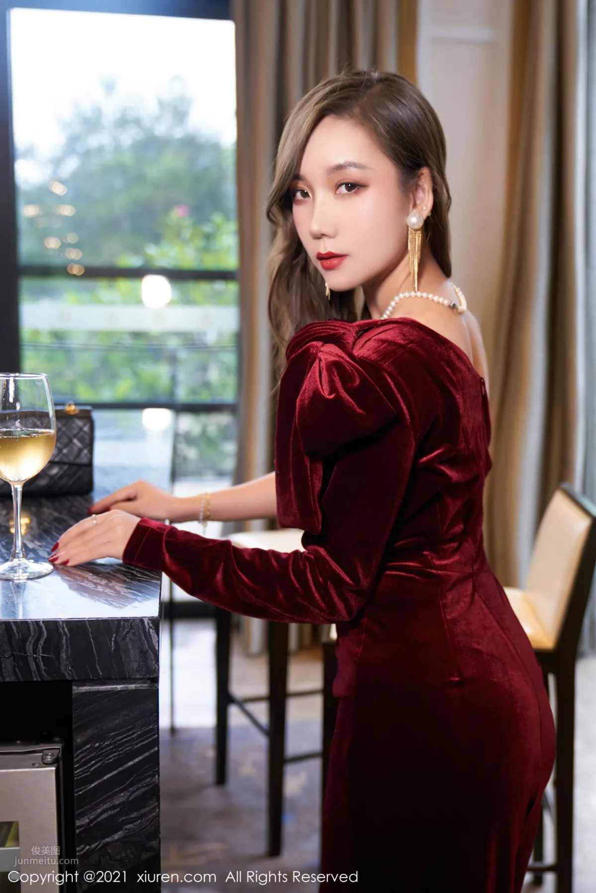 禦姐模特艾靜香 猩紅華麗的禮裙 13