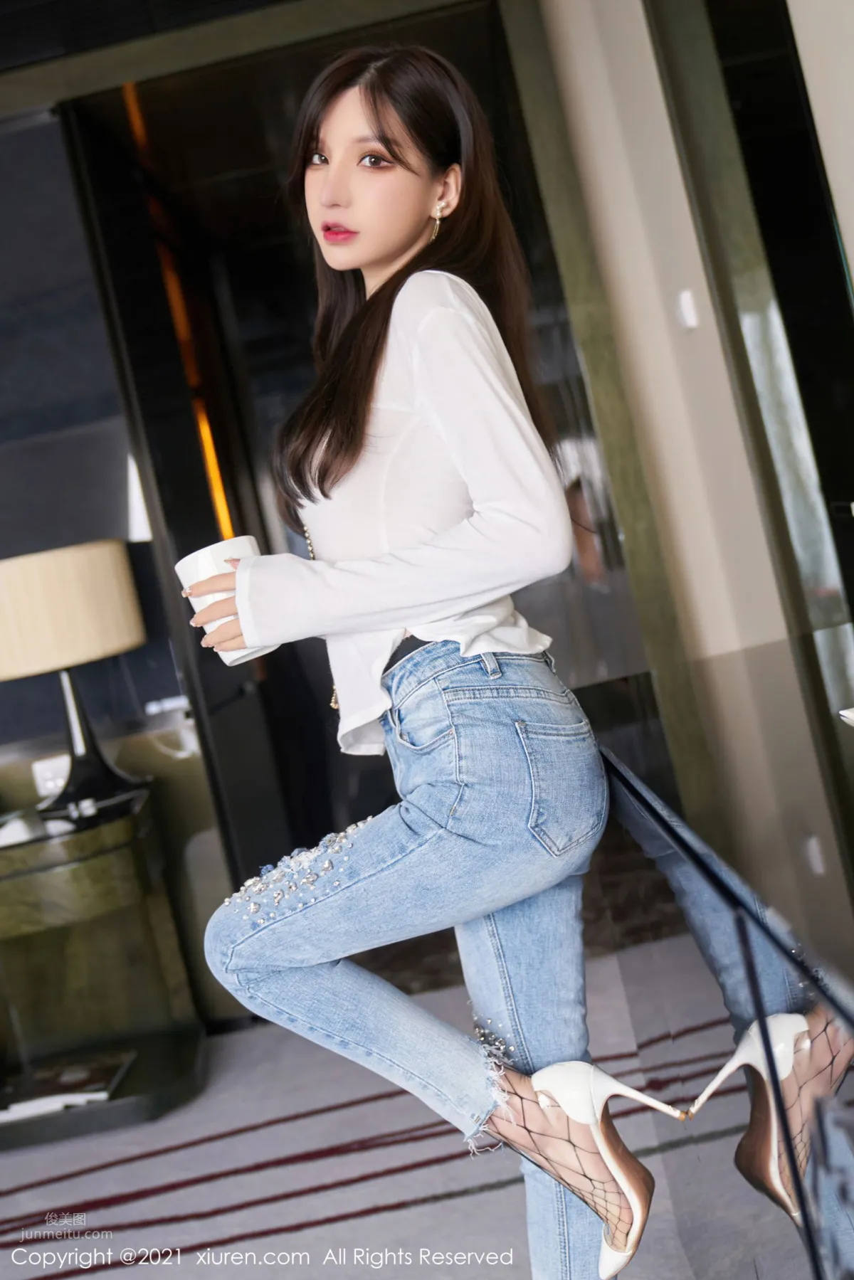 Zhou Yuxi's Jeans, Pure and Moving Light Top photo 8