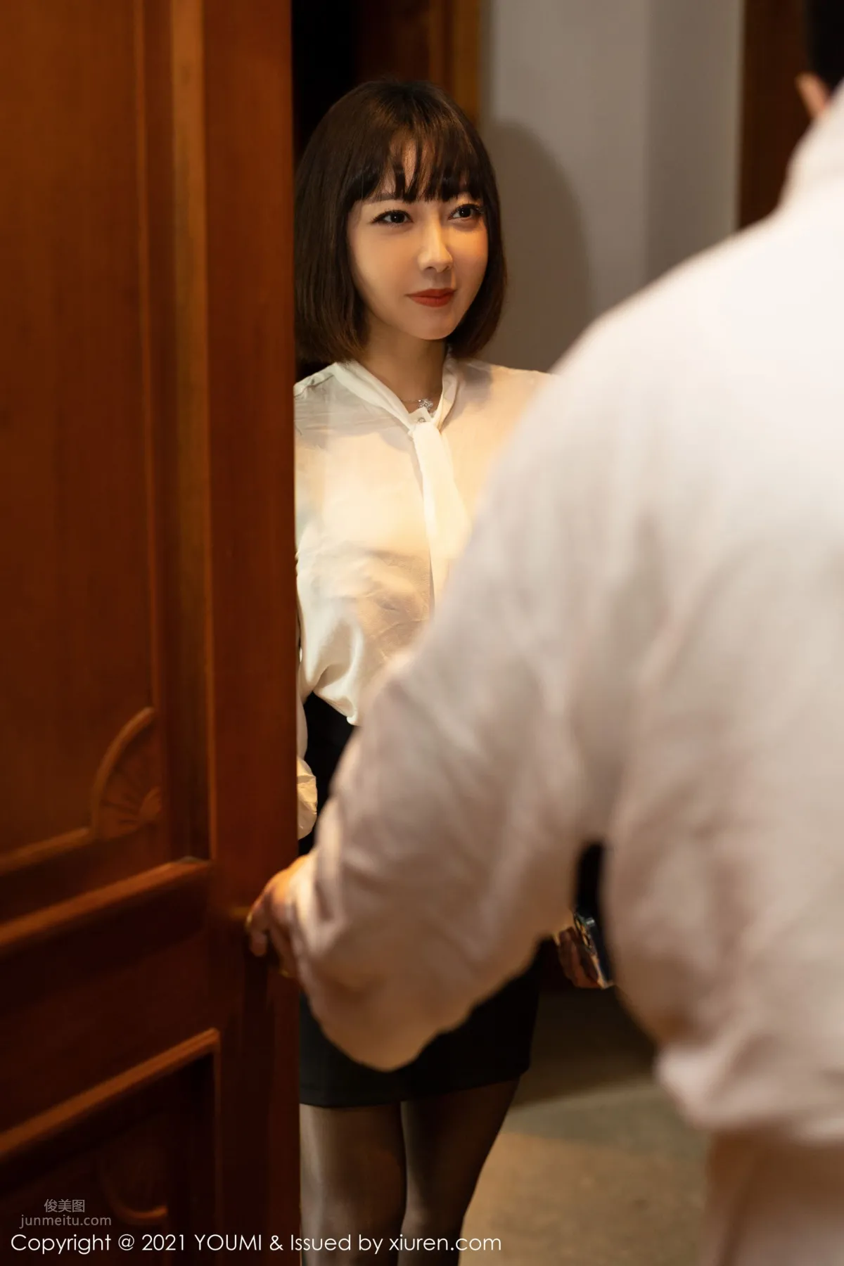 Short-Haired Mature Woman Guoer Victoria, Signing an Important Contract photo 7