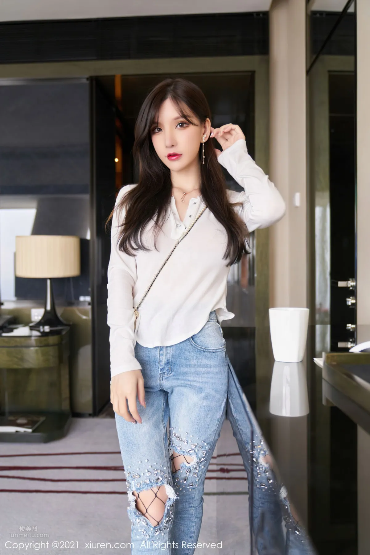 Zhou Yuxi's Jeans, Pure and Moving Light Top photo 9