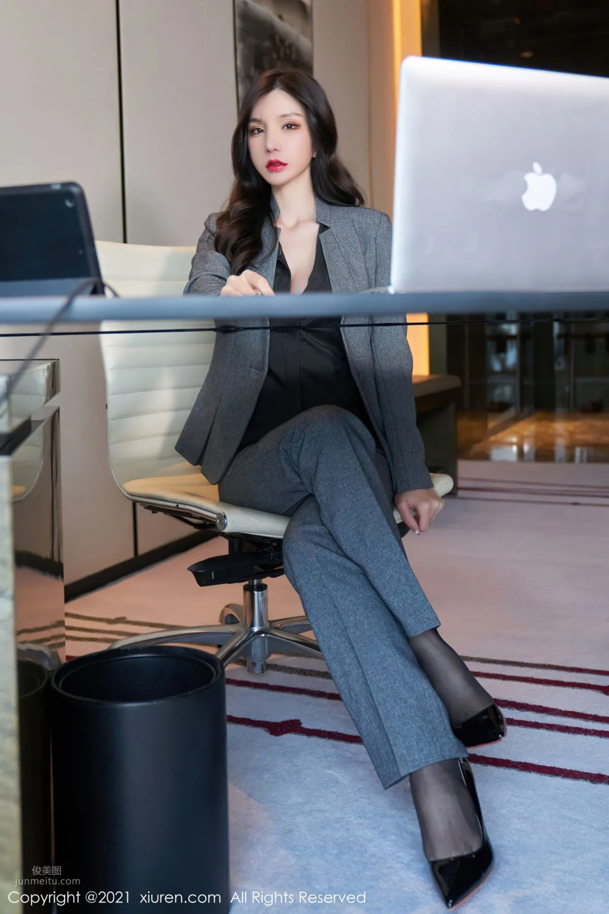 Top Salesperson Zhou Yuxi Shows Off Her Outstanding Skills photo 18