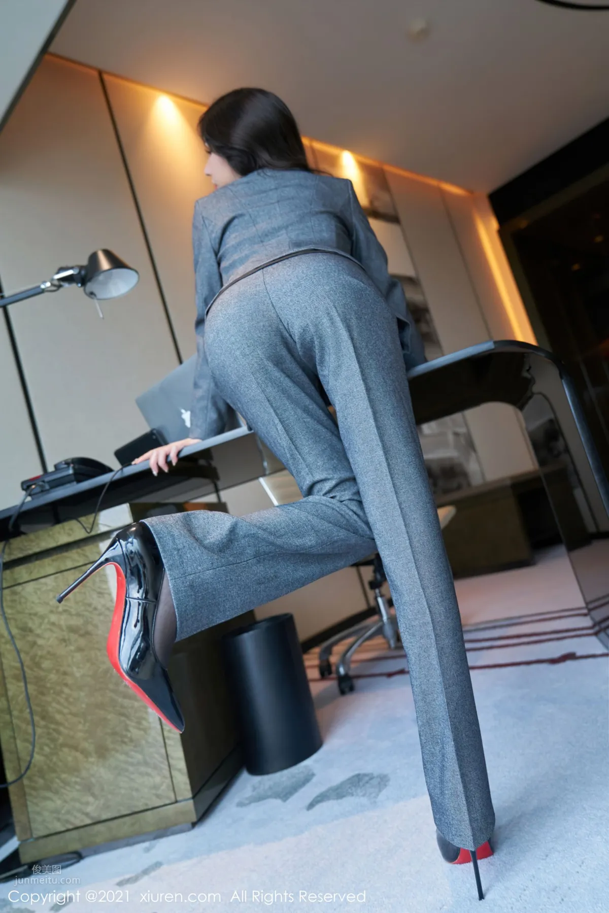 Top Salesperson Zhou Yuxi Shows Off Her Outstanding Skills photo 24
