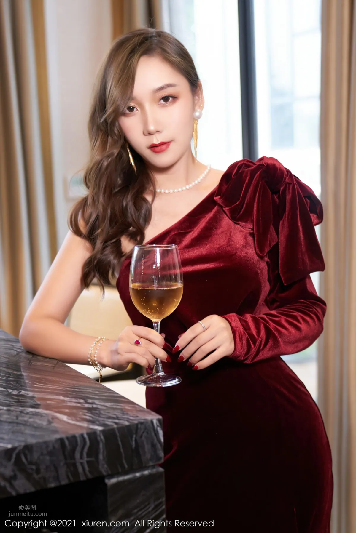 禦姐模特艾靜香 猩紅華麗的禮裙 12