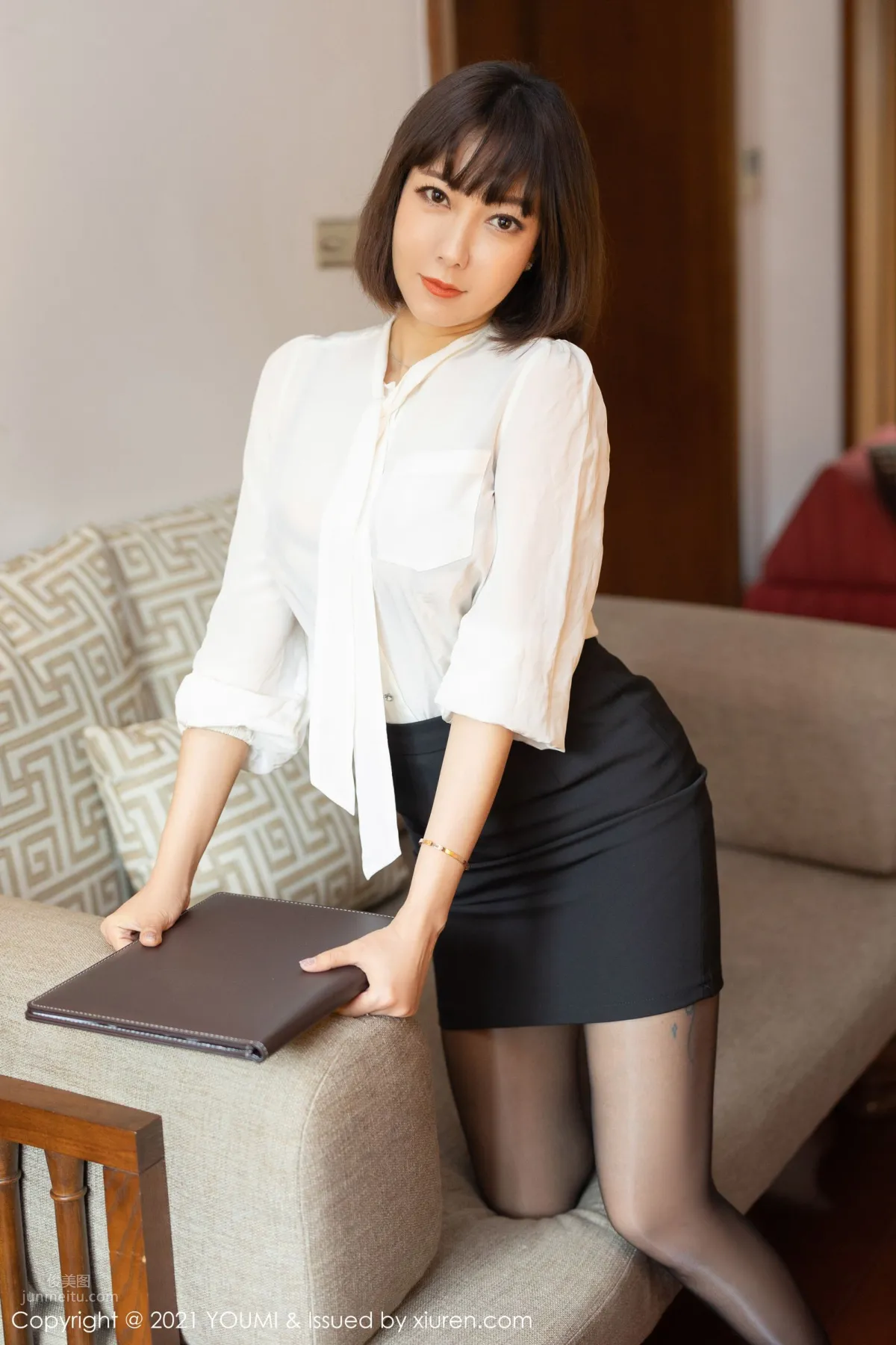 Short-Haired Mature Woman Guoer Victoria, Signing an Important Contract photo 9