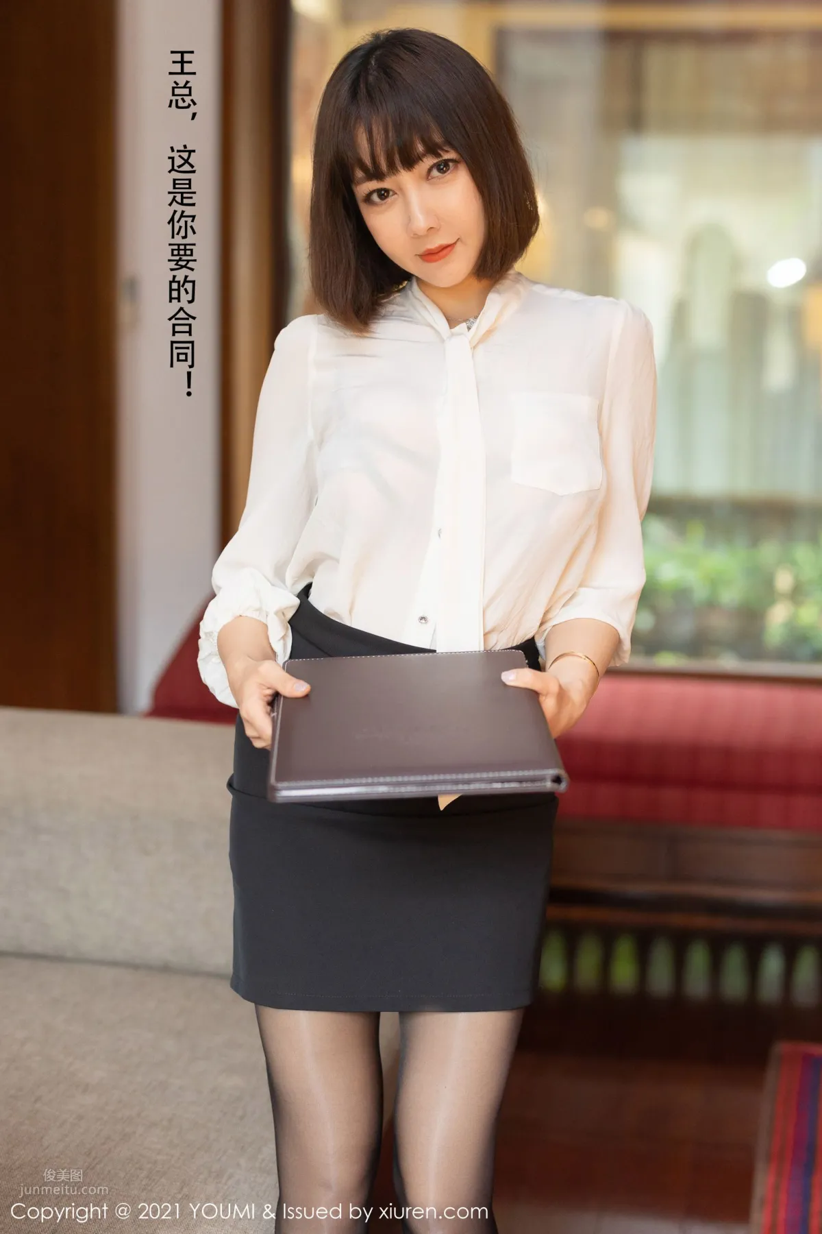 Short-Haired Mature Woman Guoer Victoria, Signing an Important Contract photo 8