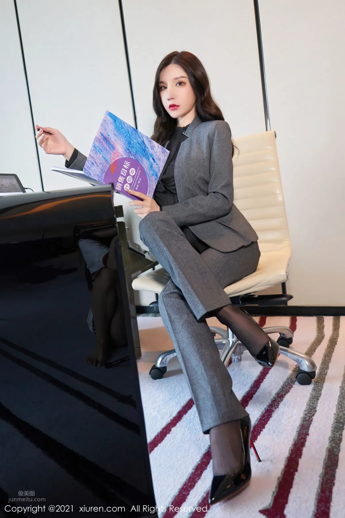 Top Salesperson Zhou Yuxi Shows Off Her Outstanding Skills photo 1