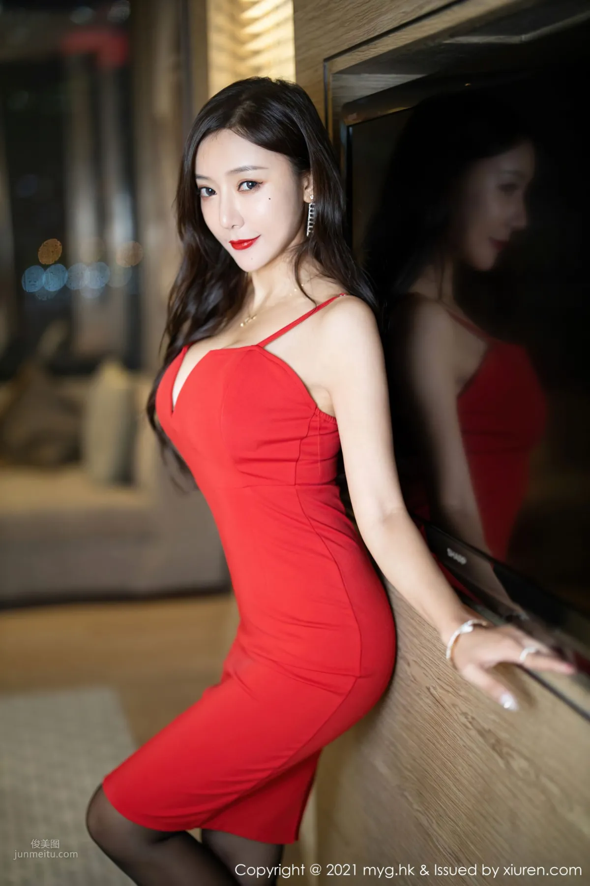 Red Dress Goddess Yanni Wang, Beautiful Legs and Lively Elegance photo 3