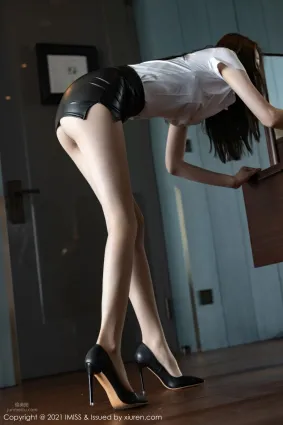 氣質女神夢心月 白襯衫與魅力皮裙