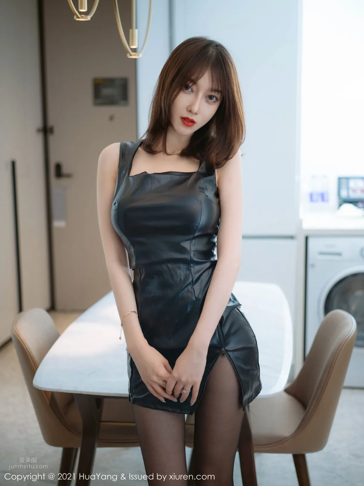 Short-Haired Beauty Yue Eryue, Valiant Leather Skirt with Graceful Posture photo 3