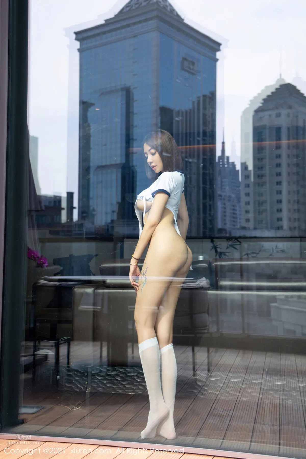 短发御姐果儿Victoria 白色连体衣服饰_48