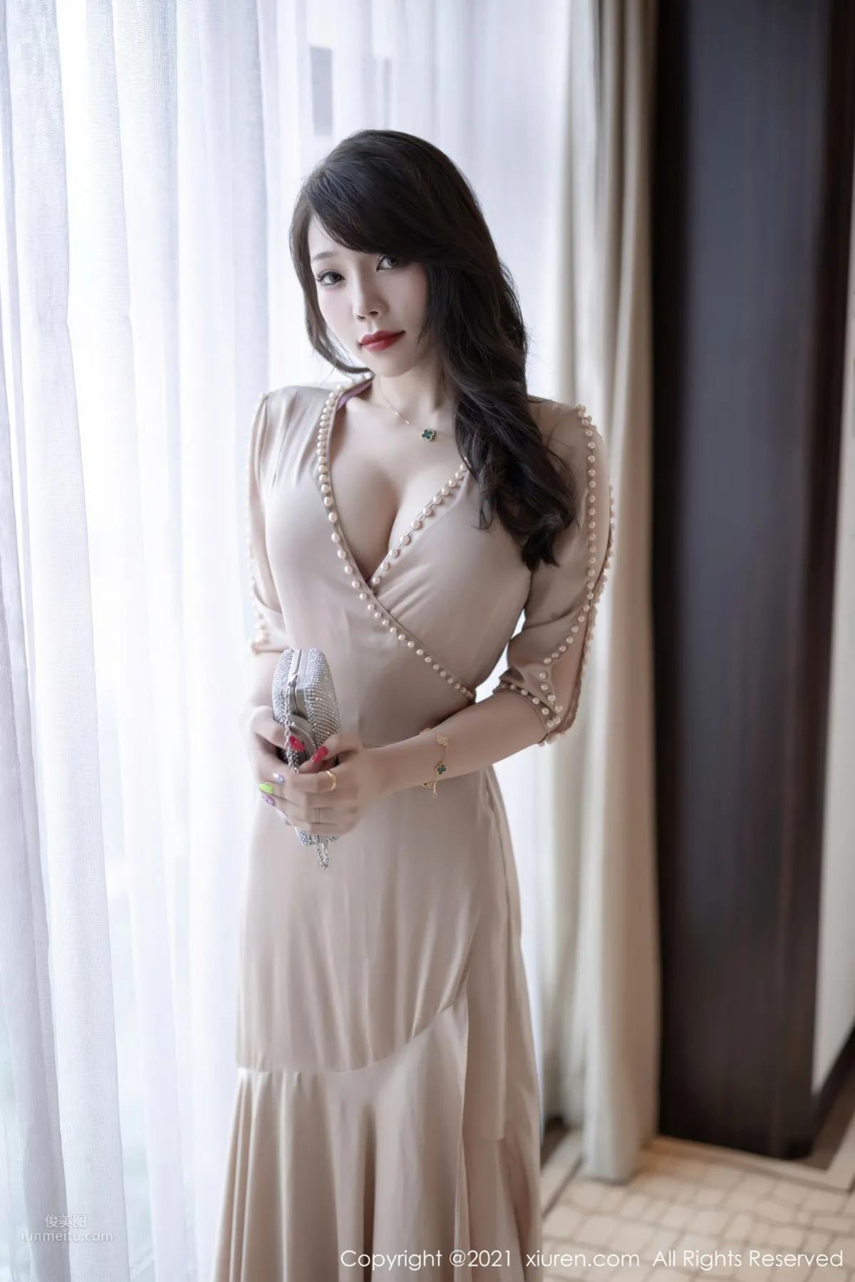 Zhizhi Booty Mature Outfit, A Champagne-Colored Long Dress photo 3