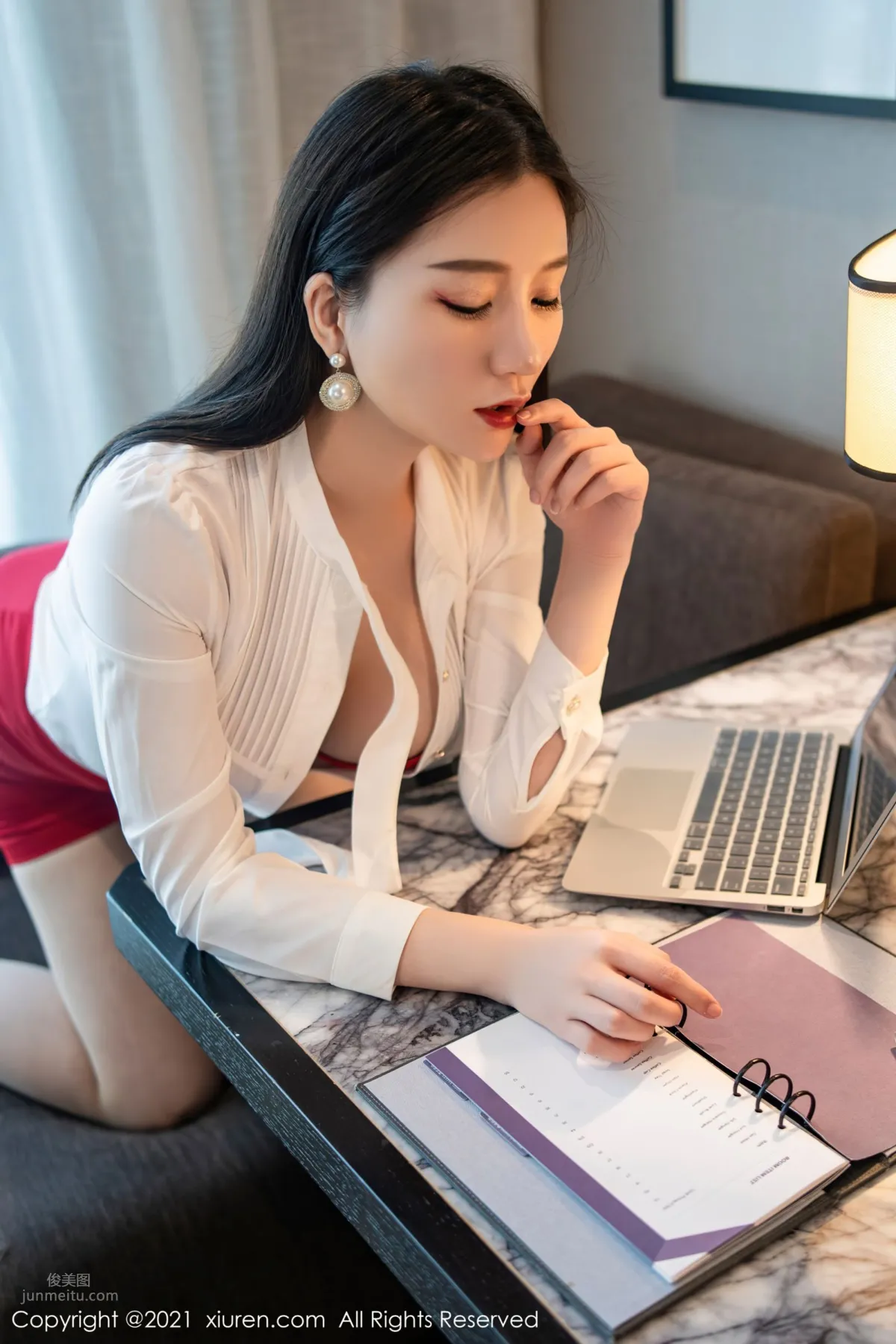 Secretary Girl Gu Qiaonan, Red Lingerie and Devilish Figure [XiuRen] photo 32