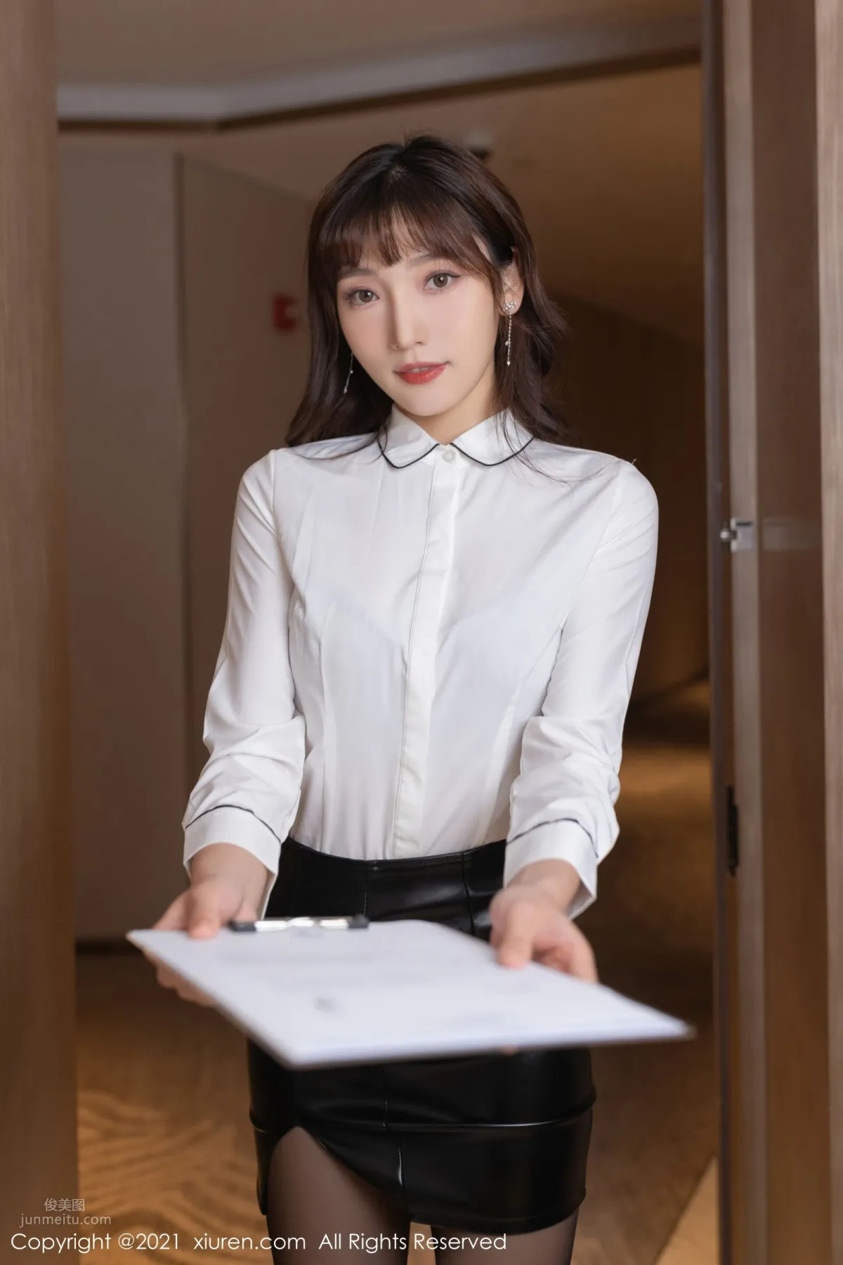 Workplace OL Lu Xuanxuan, Theme: Delivering Documents to a Client photo 6