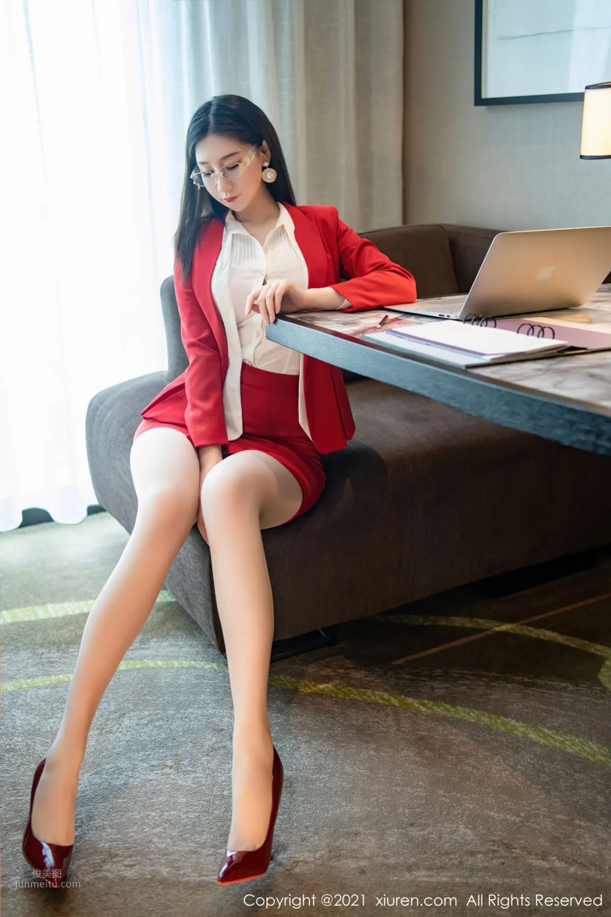 Secretary Girl Gu Qiaonan, Red Lingerie and Devilish Figure [XiuRen] photo 14