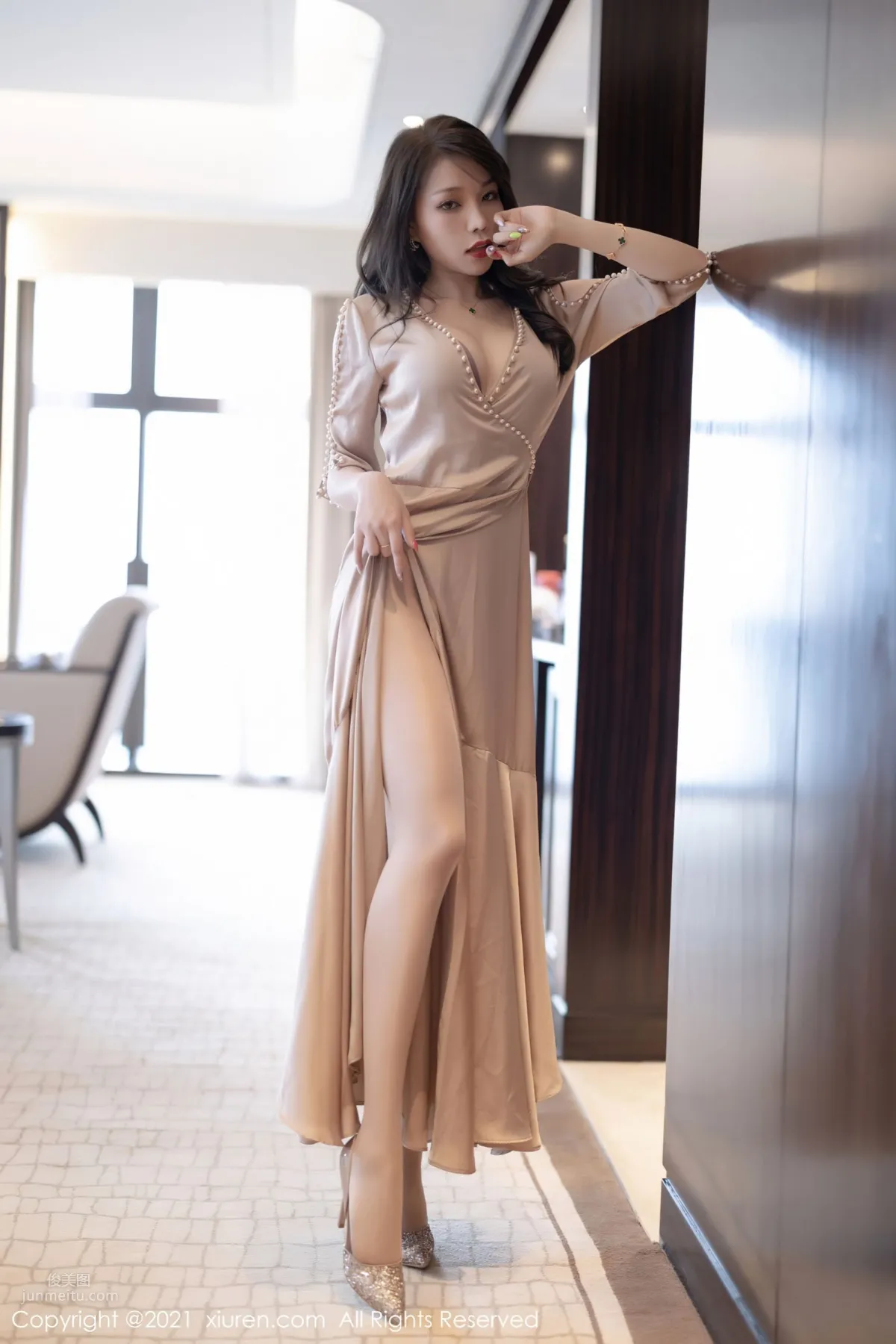 Zhizhi Booty Mature Outfit, A Champagne-Colored Long Dress photo 30