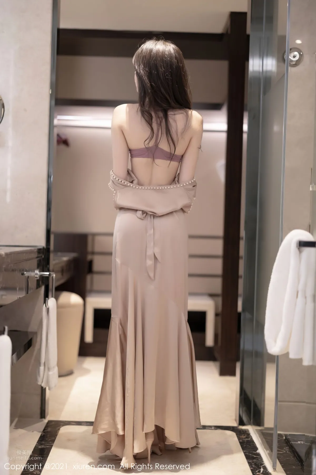 Zhizhi Booty Mature Outfit, A Champagne-Colored Long Dress photo 53