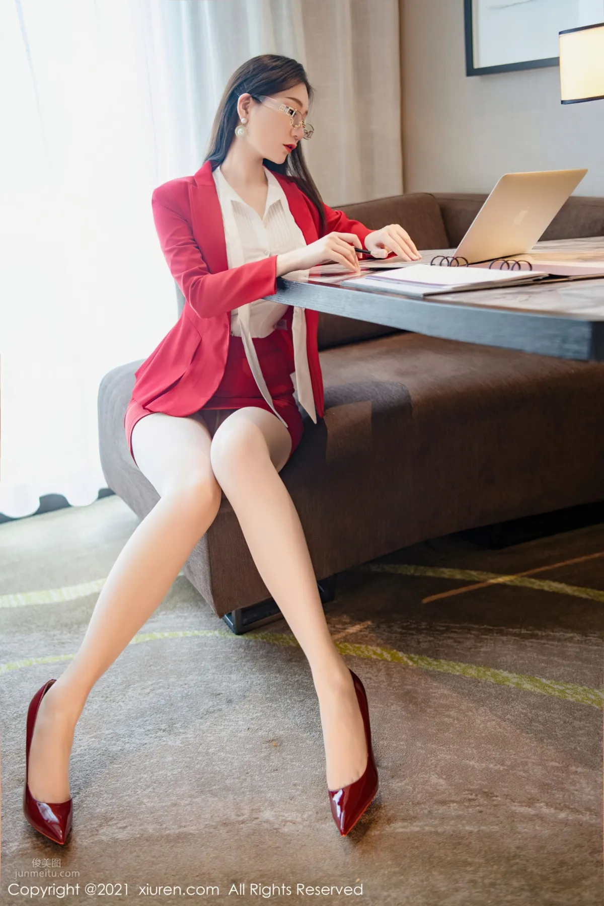 Secretary Girl Gu Qiaonan, Red Lingerie and Devilish Figure [XiuRen] photo 18