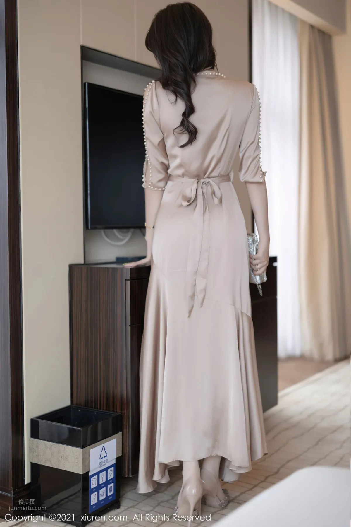 Zhizhi Booty Mature Outfit, A Champagne-Colored Long Dress photo 4