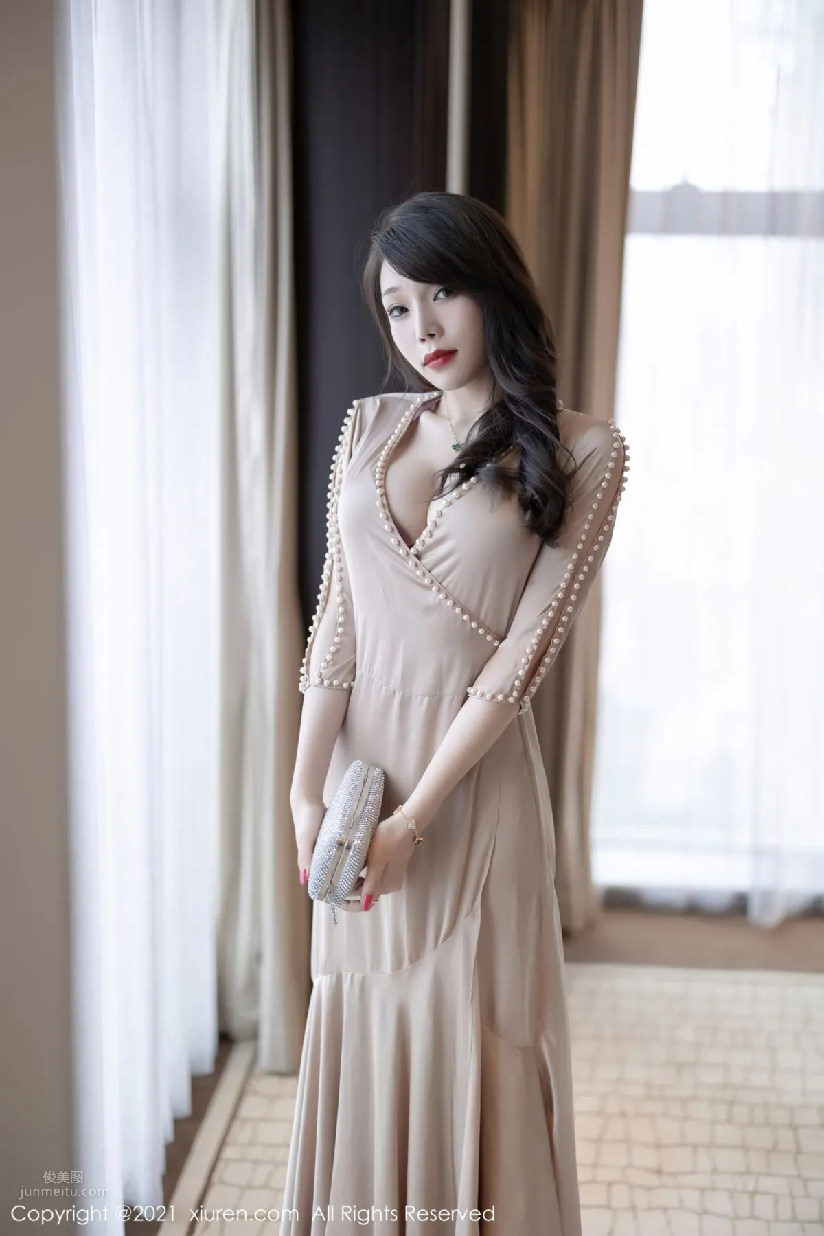 Zhizhi Booty Mature Outfit, A Champagne-Colored Long Dress photo 1