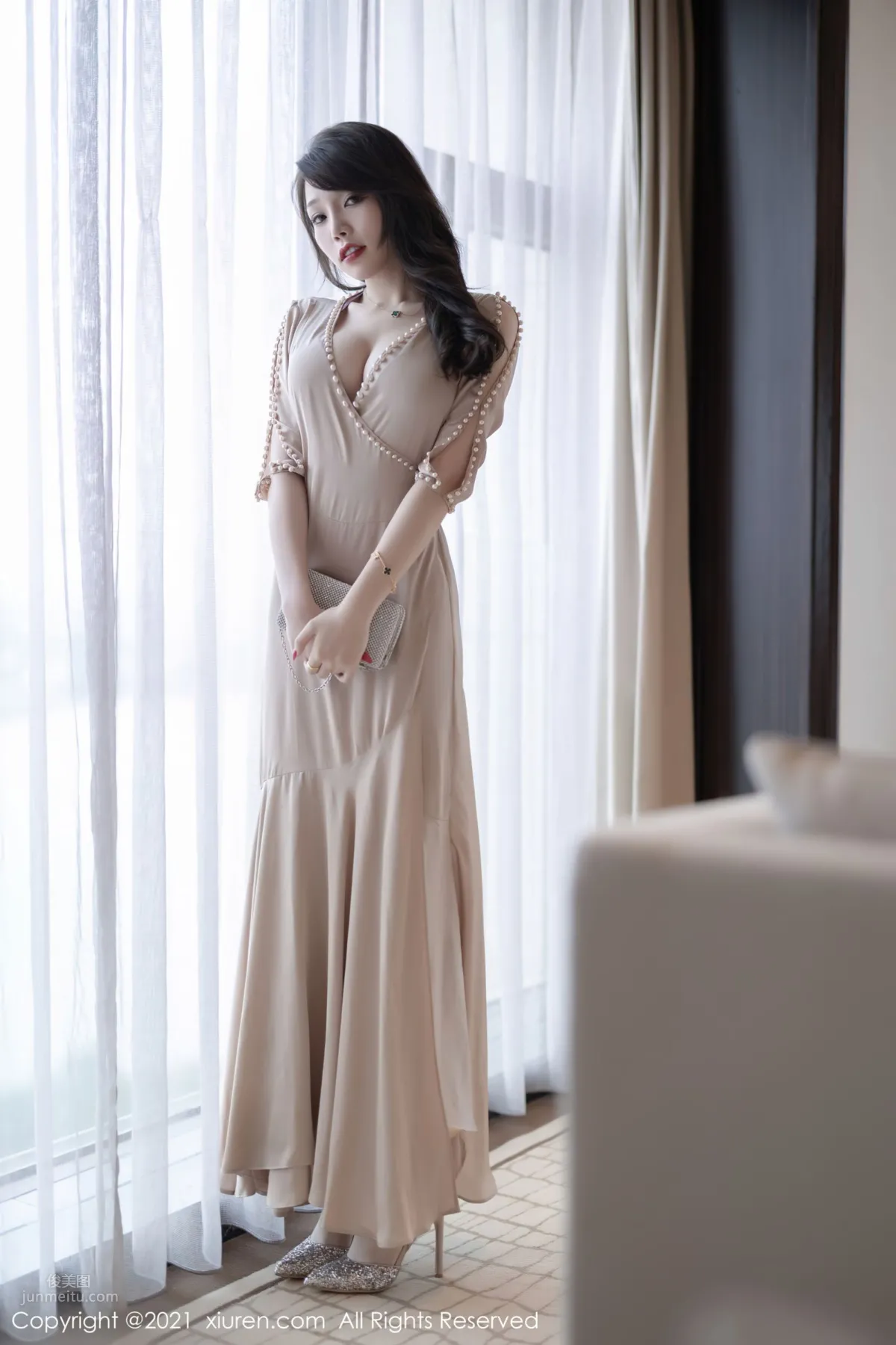 Zhizhi Booty Mature Outfit, A Champagne-Colored Long Dress photo 2