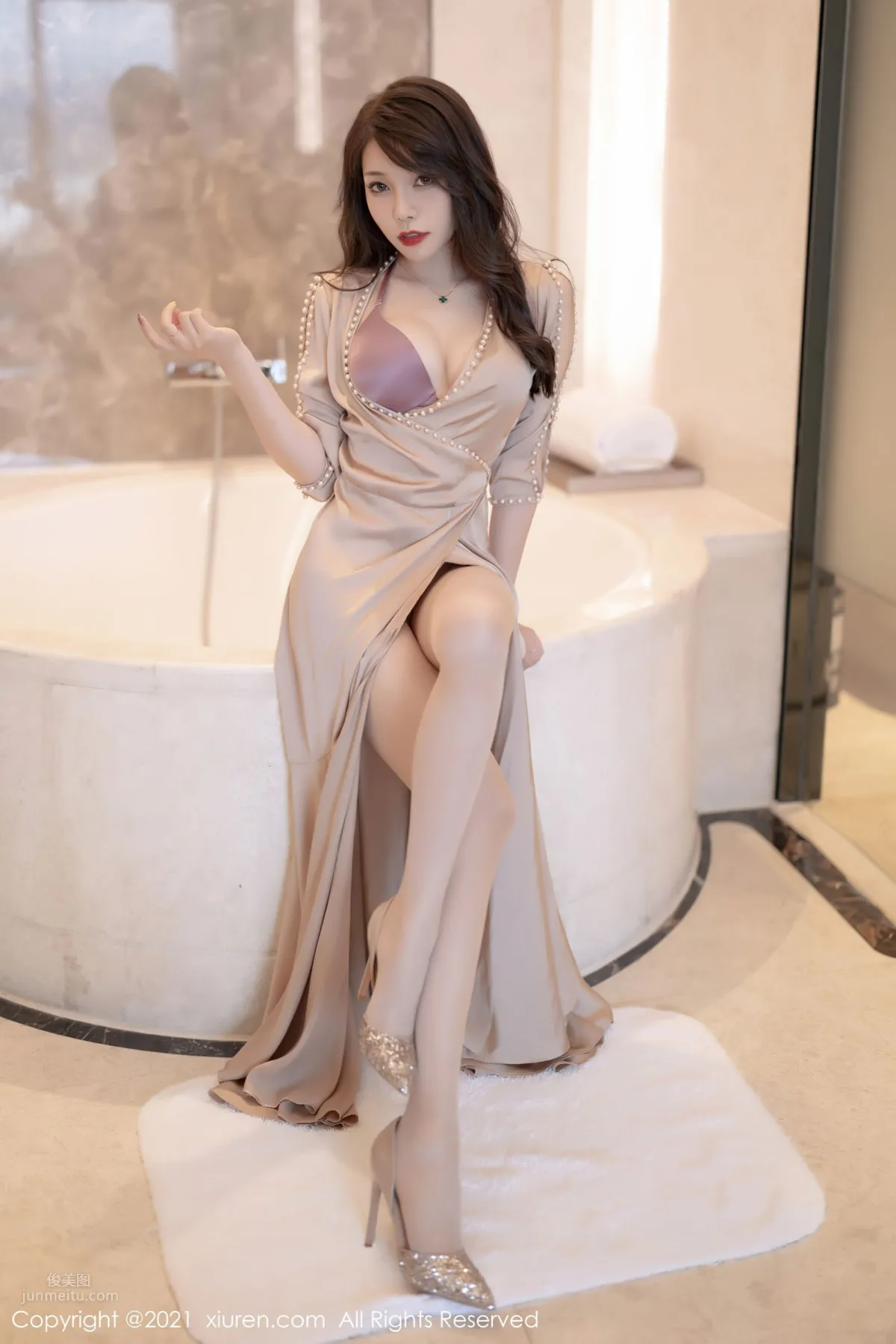 Zhizhi Booty Mature Outfit, A Champagne-Colored Long Dress photo 33