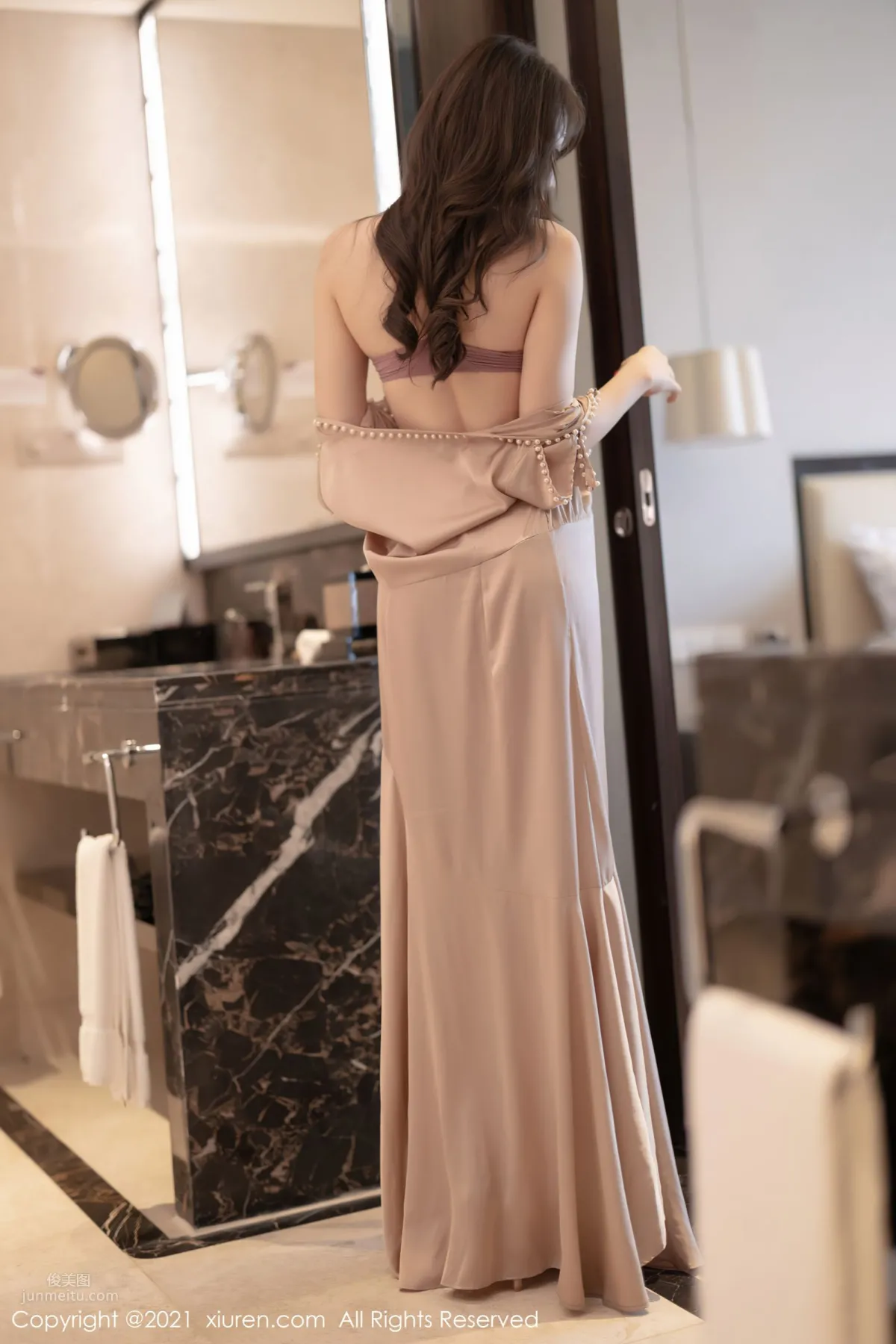 Zhizhi Booty Mature Outfit, A Champagne-Colored Long Dress photo 39