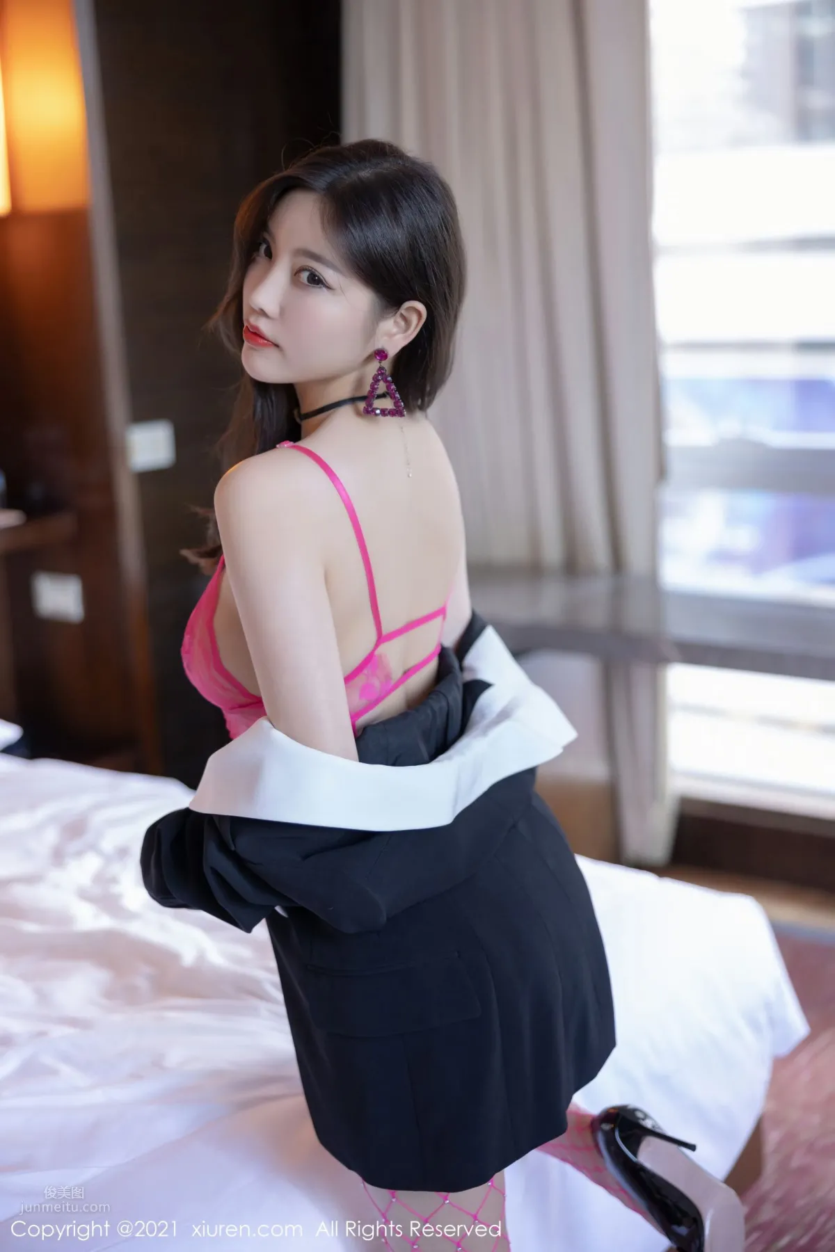 性感女神杨晨晨 粉色魅惑镂空服饰_32