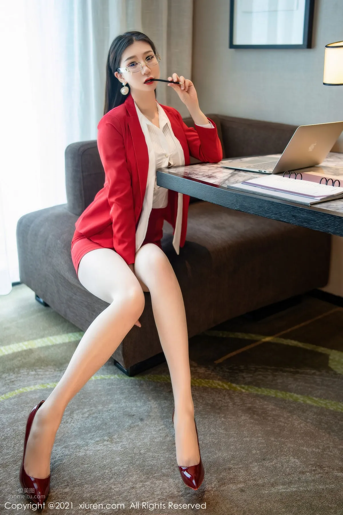 Secretary Girl Gu Qiaonan, Red Lingerie and Devilish Figure [XiuRen] photo 16