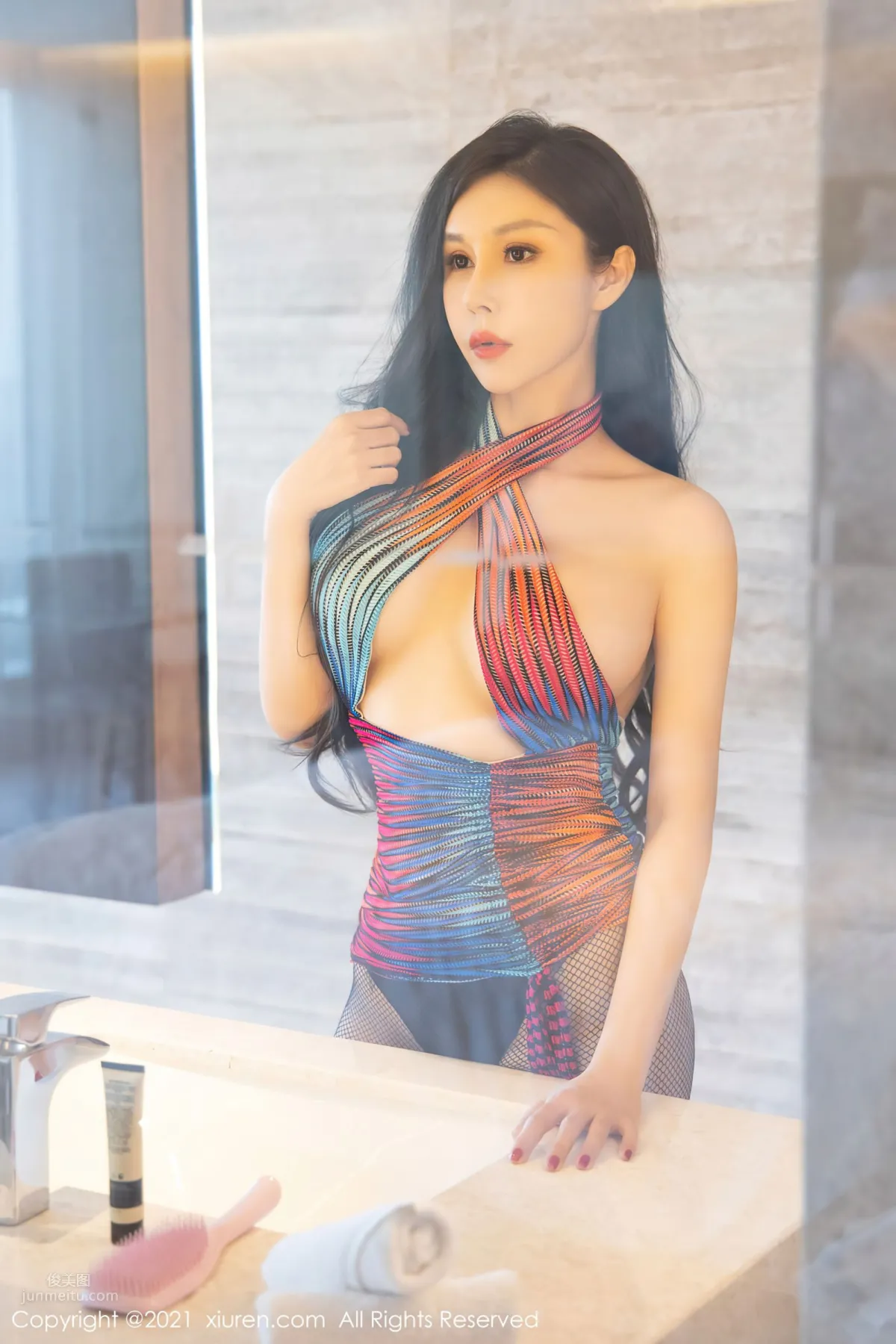 御姐模特田冰冰 绚丽多姿色彩礼服_11