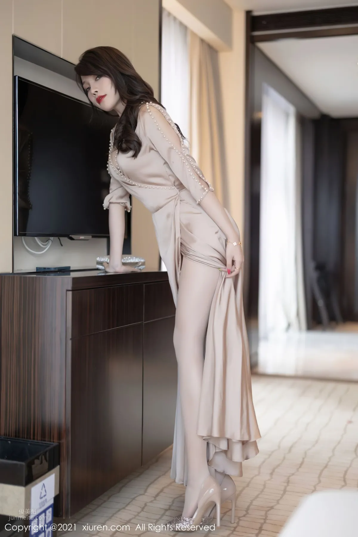 Zhizhi Booty Mature Outfit, A Champagne-Colored Long Dress photo 6