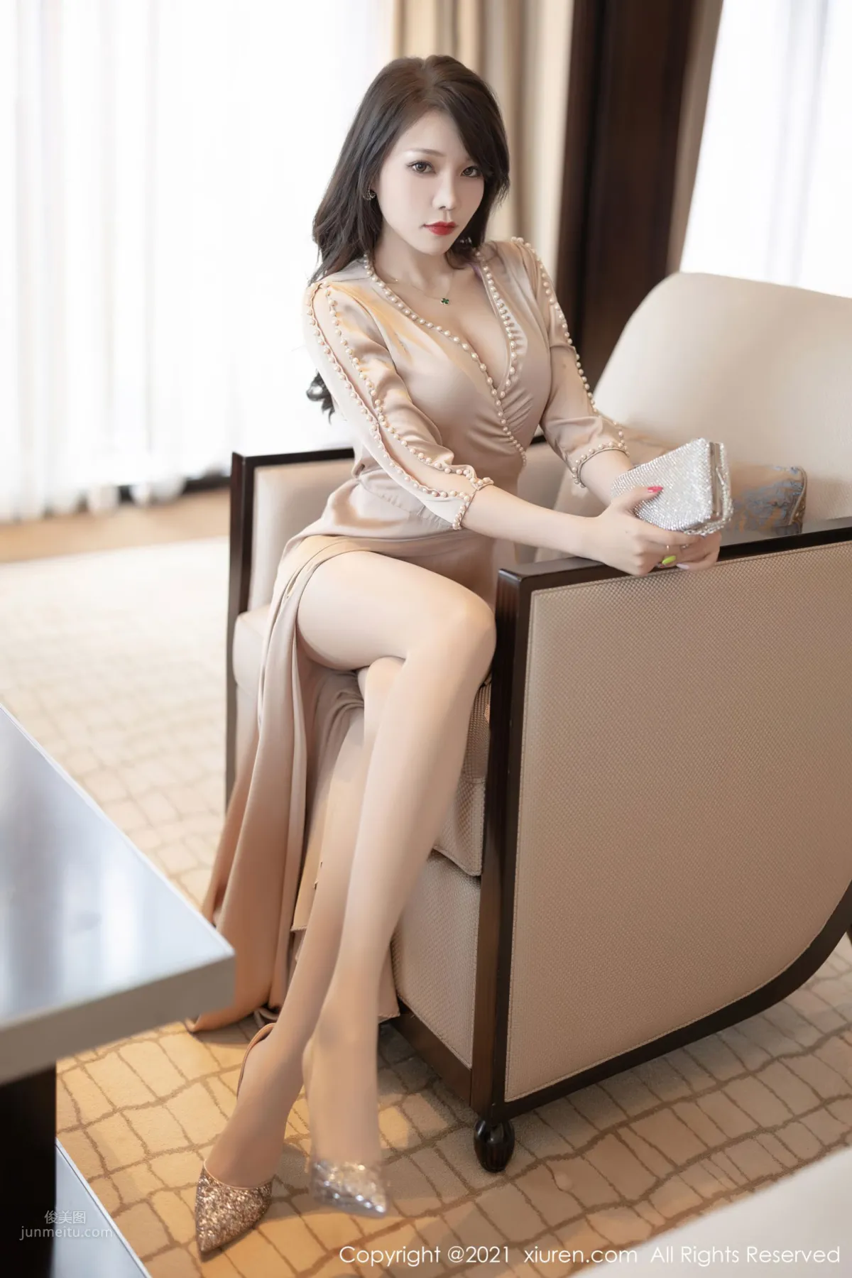 Zhizhi Booty Mature Outfit, A Champagne-Colored Long Dress photo 16