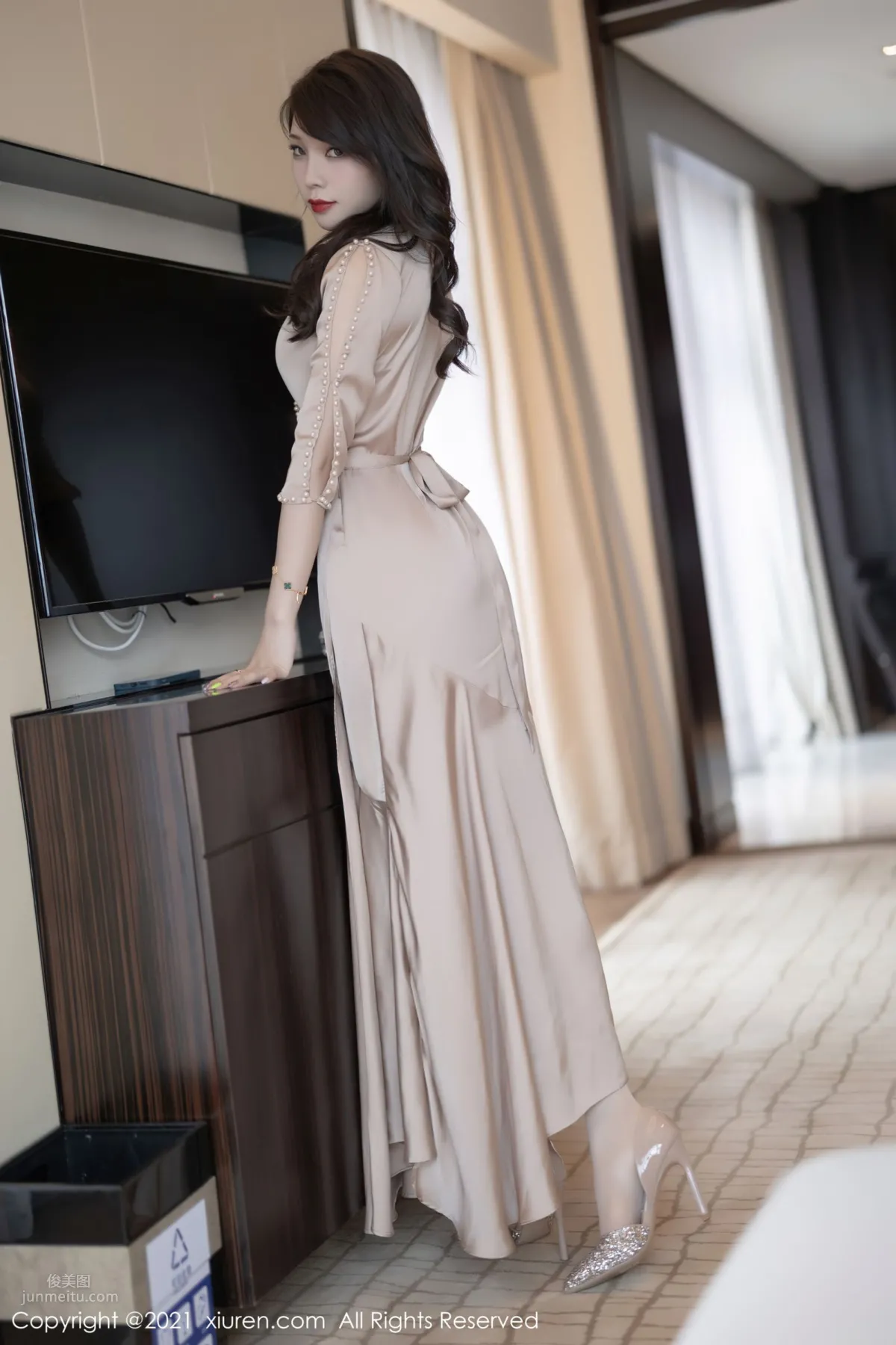 Zhizhi Booty Mature Outfit, A Champagne-Colored Long Dress photo 5