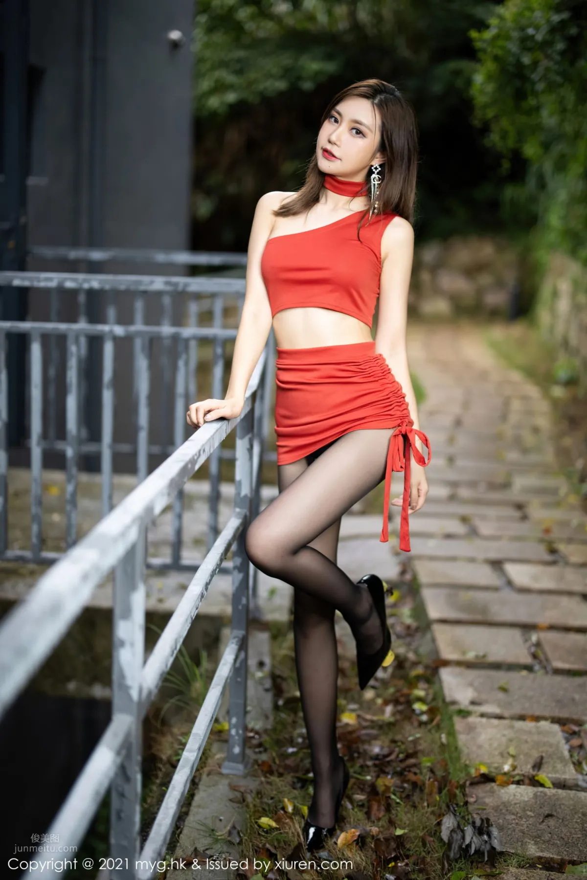 Goddess of Homebody Men Qi Lijia Bright Red Dress and Charming Black Stockings photo 8