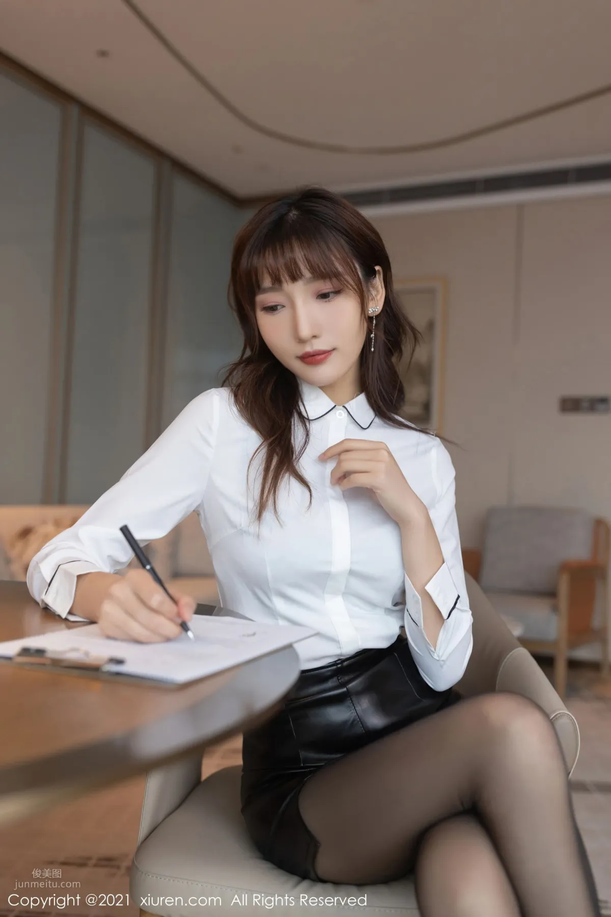 Workplace OL Lu Xuanxuan, Theme: Delivering Documents to a Client photo 8