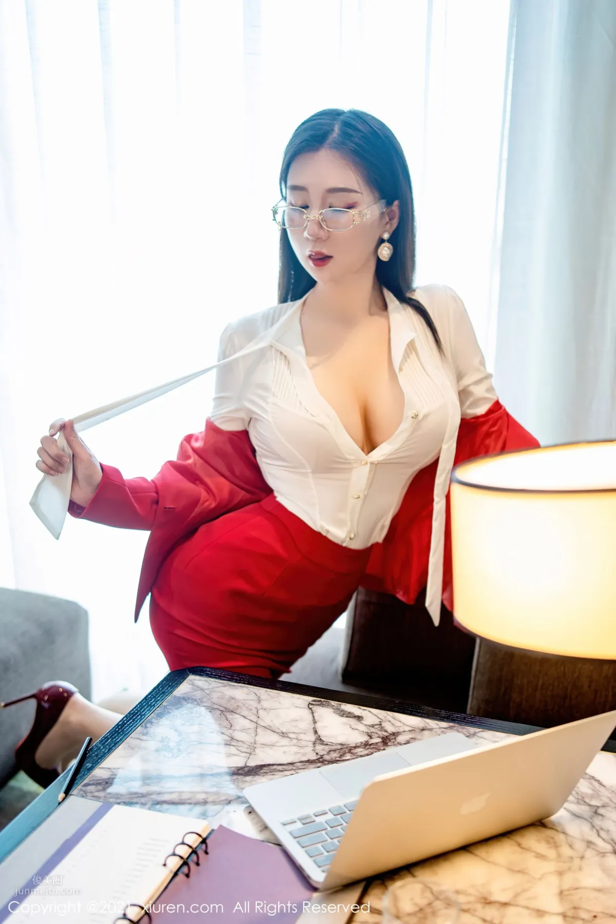 Secretary Girl Gu Qiaonan, Red Lingerie and Devilish Figure [XiuRen] photo 23