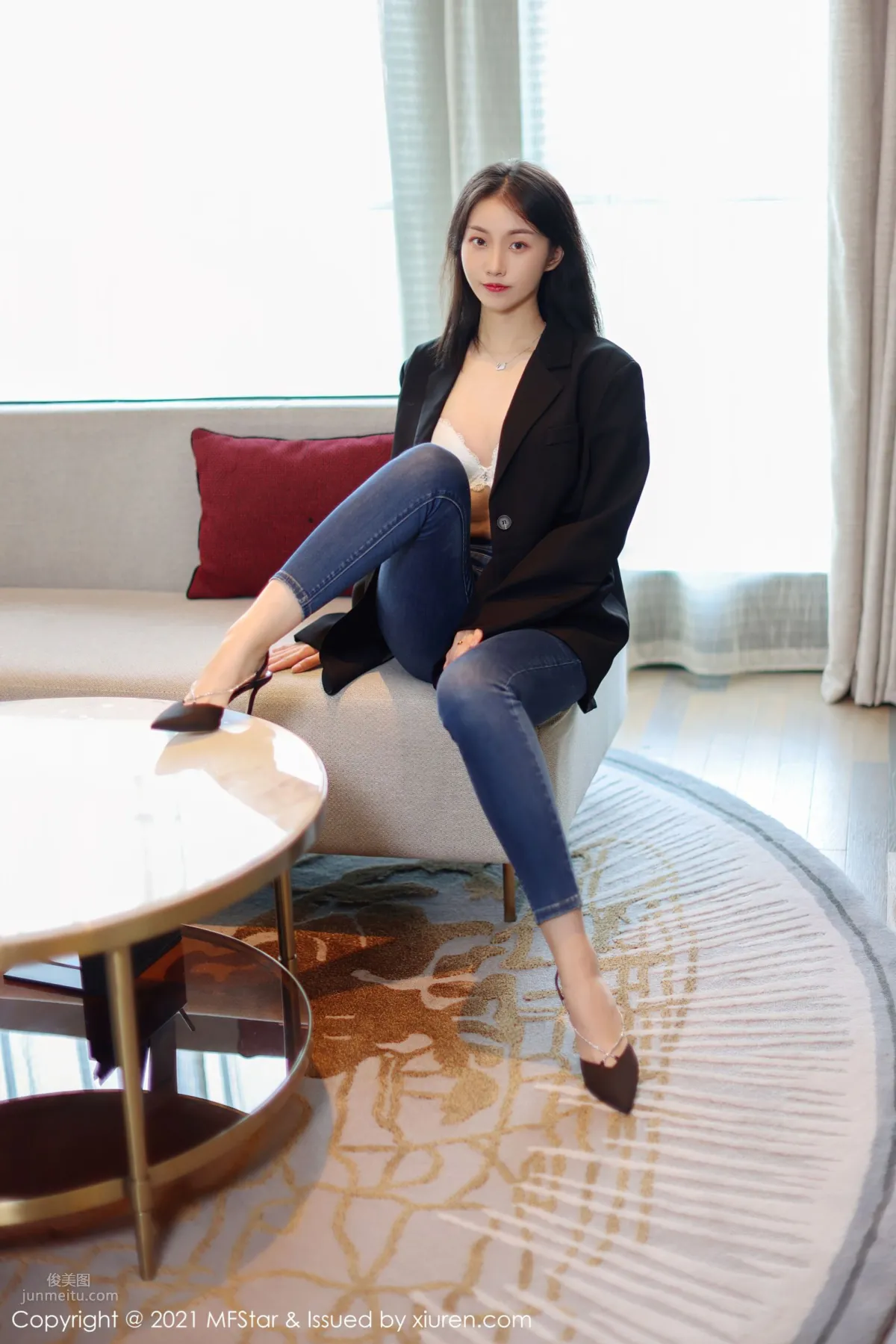 New Model Yike Tiandan Huang a, Capable and Elegant Suit and Jeans photo 11