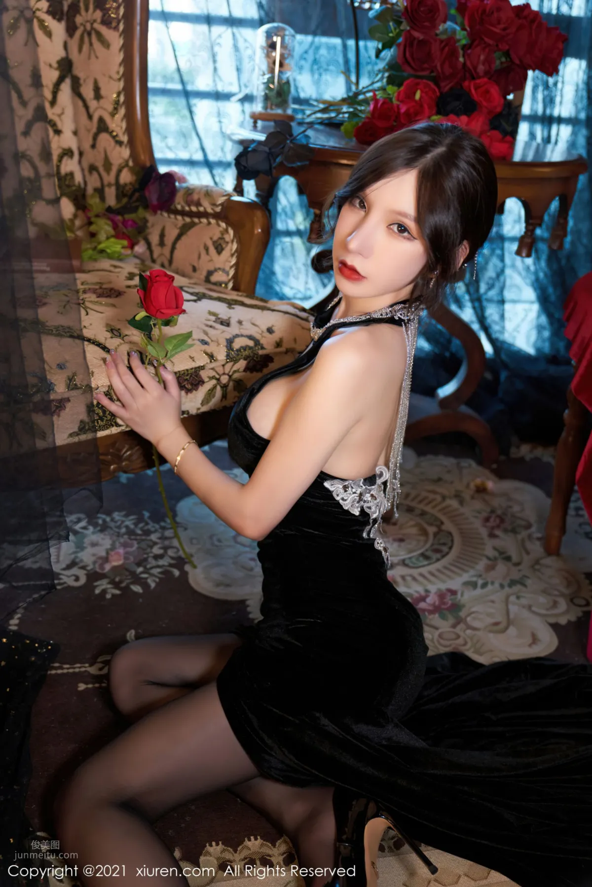 Zhou Yuxi Dali Travel Shoot, Gorgeous and Elegant Black Stockings and Halter Dress photo 20