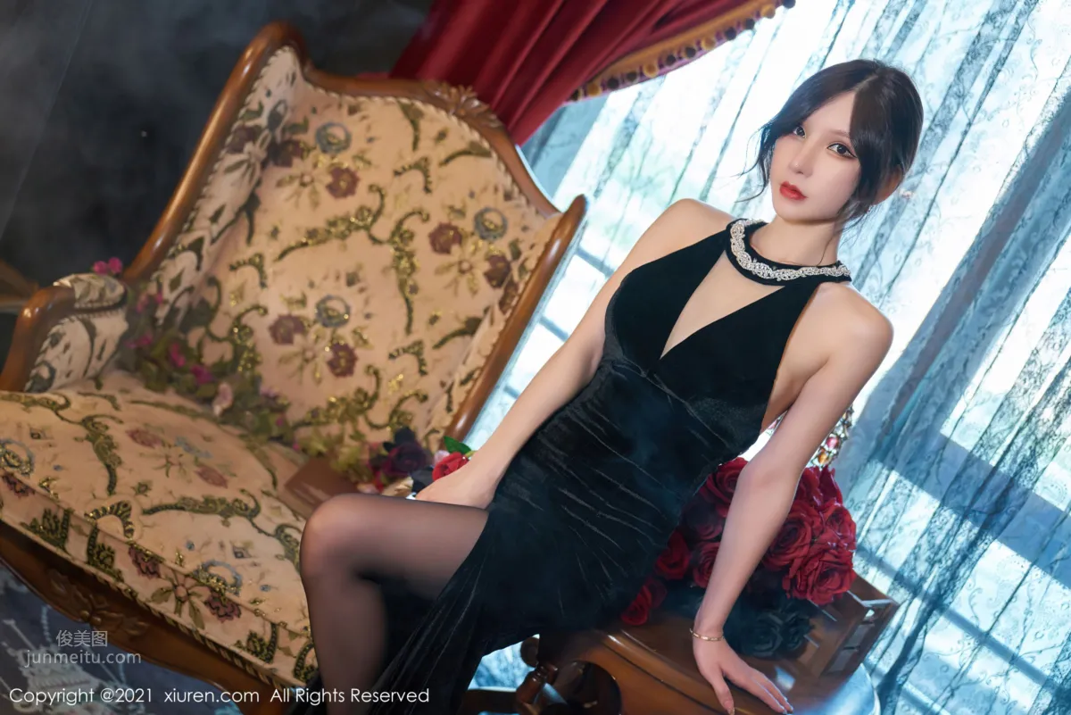 Zhou Yuxi Dali Travel Shoot, Gorgeous and Elegant Black Stockings and Halter Dress photo 2