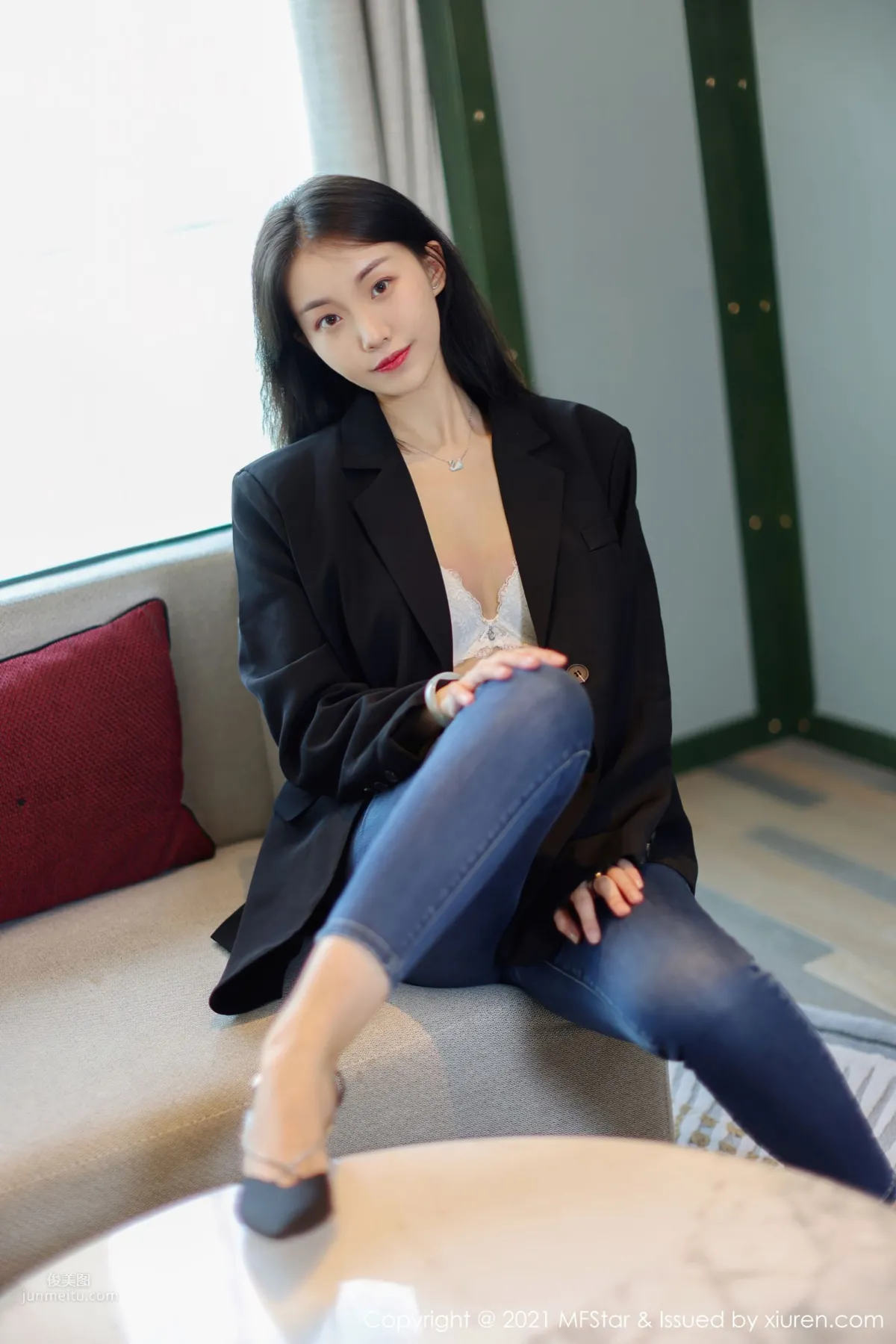 New Model Yike Tiandan Huang a, Capable and Elegant Suit and Jeans photo 13