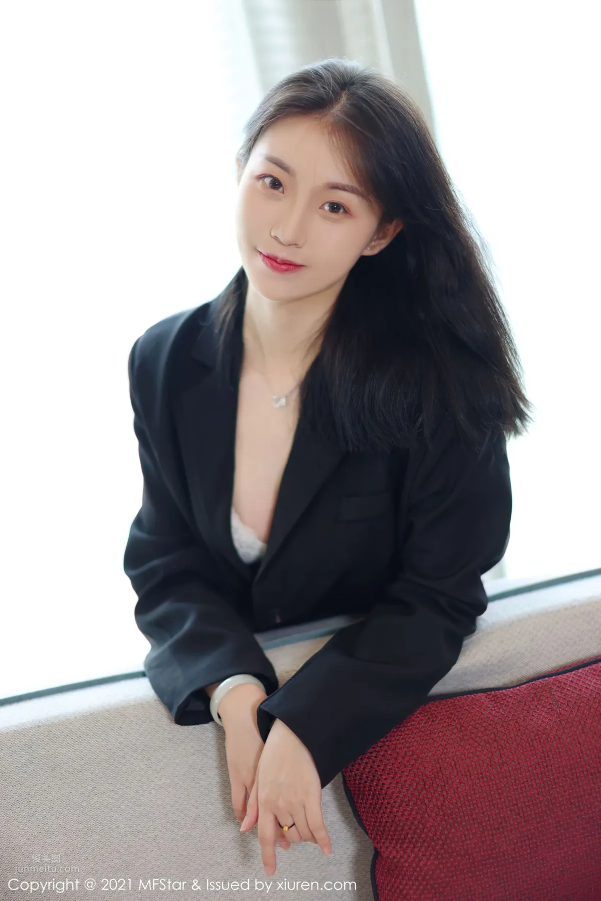 New Model Yike Tiandan Huang a, Capable and Elegant Suit and Jeans photo 9