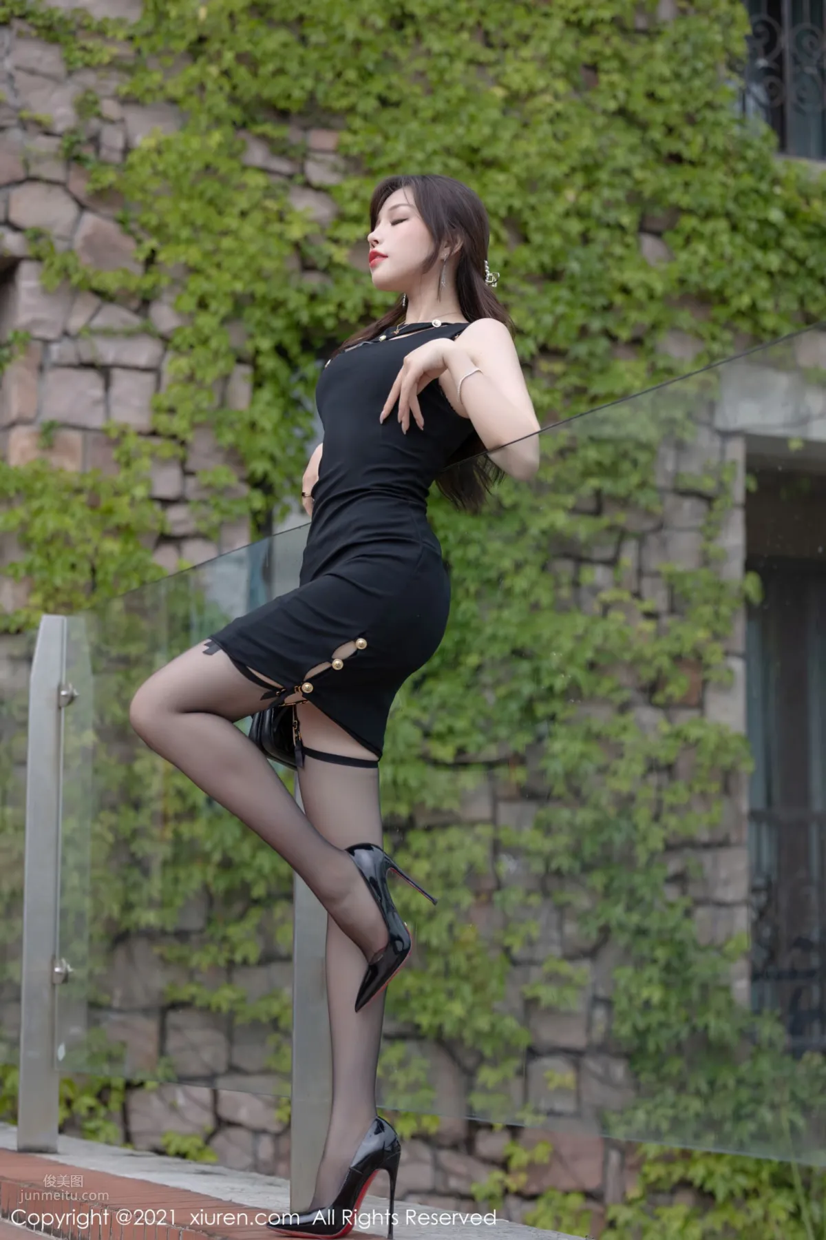 Aloof Goddess Zhizhi Booty, Charming Black Cutout Series photo 7