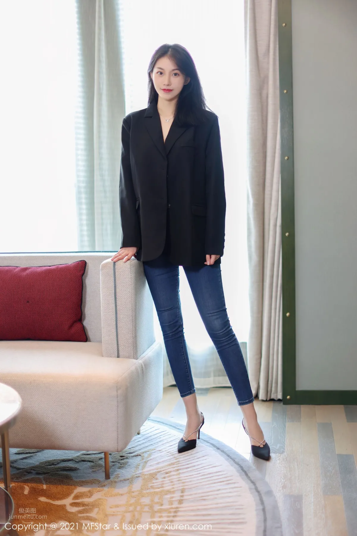 New Model Yike Tiandan Huang a, Capable and Elegant Suit and Jeans photo 1