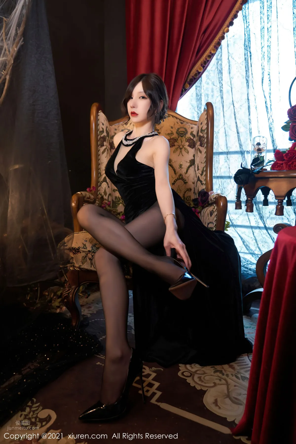 Zhou Yuxi Dali Travel Shoot, Gorgeous and Elegant Black Stockings and Halter Dress photo 30