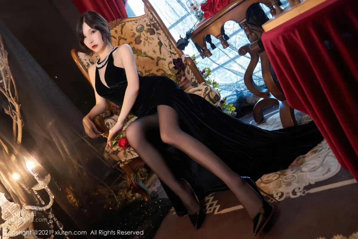Zhou Yuxi Dali Travel Shoot, Gorgeous and Elegant Black Stockings and Halter Dress photo 8