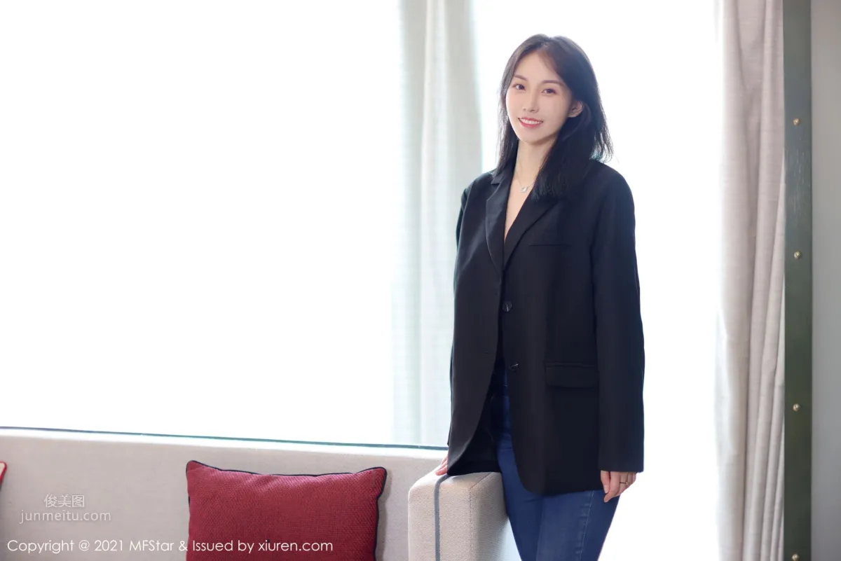 New Model Yike Tiandan Huang a, Capable and Elegant Suit and Jeans photo 3