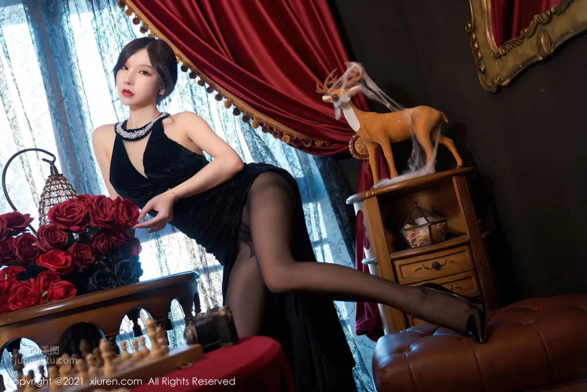 Zhou Yuxi Dali Travel Shoot, Gorgeous and Elegant Black Stockings and Halter Dress photo 4