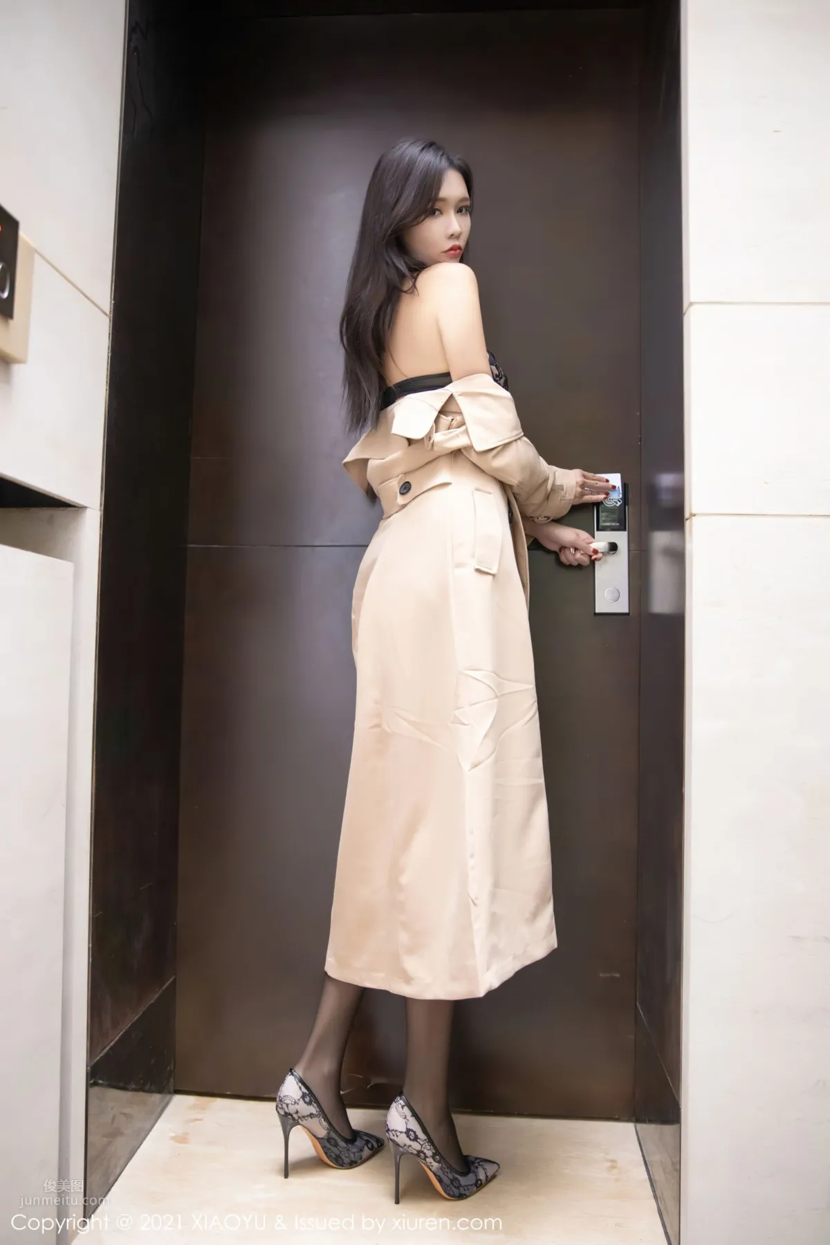 Cold Beauty Model Nabi Elegant and Graceful Trench Coat photo 21